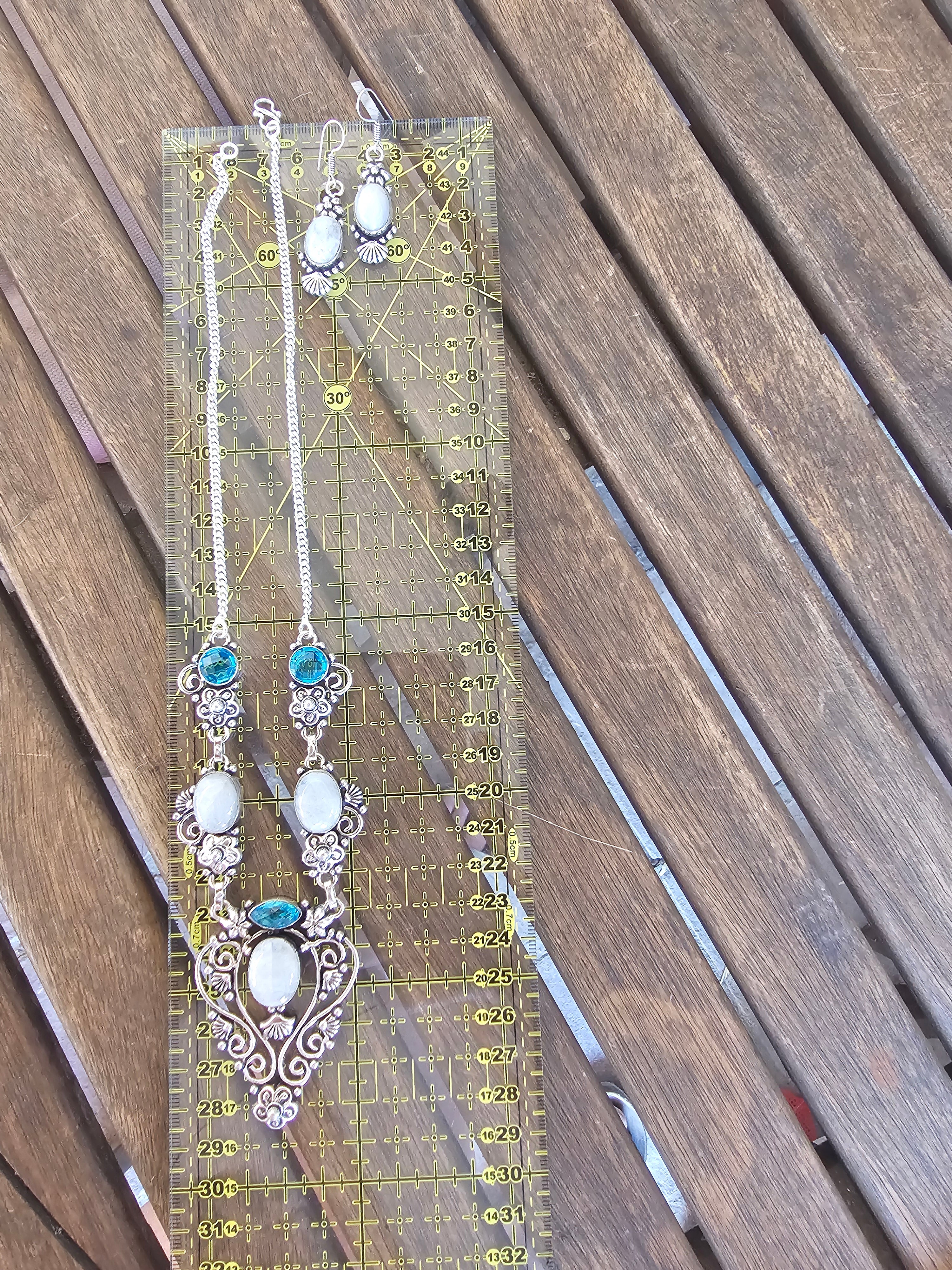 Hermoso conjunto de collar y pendientes