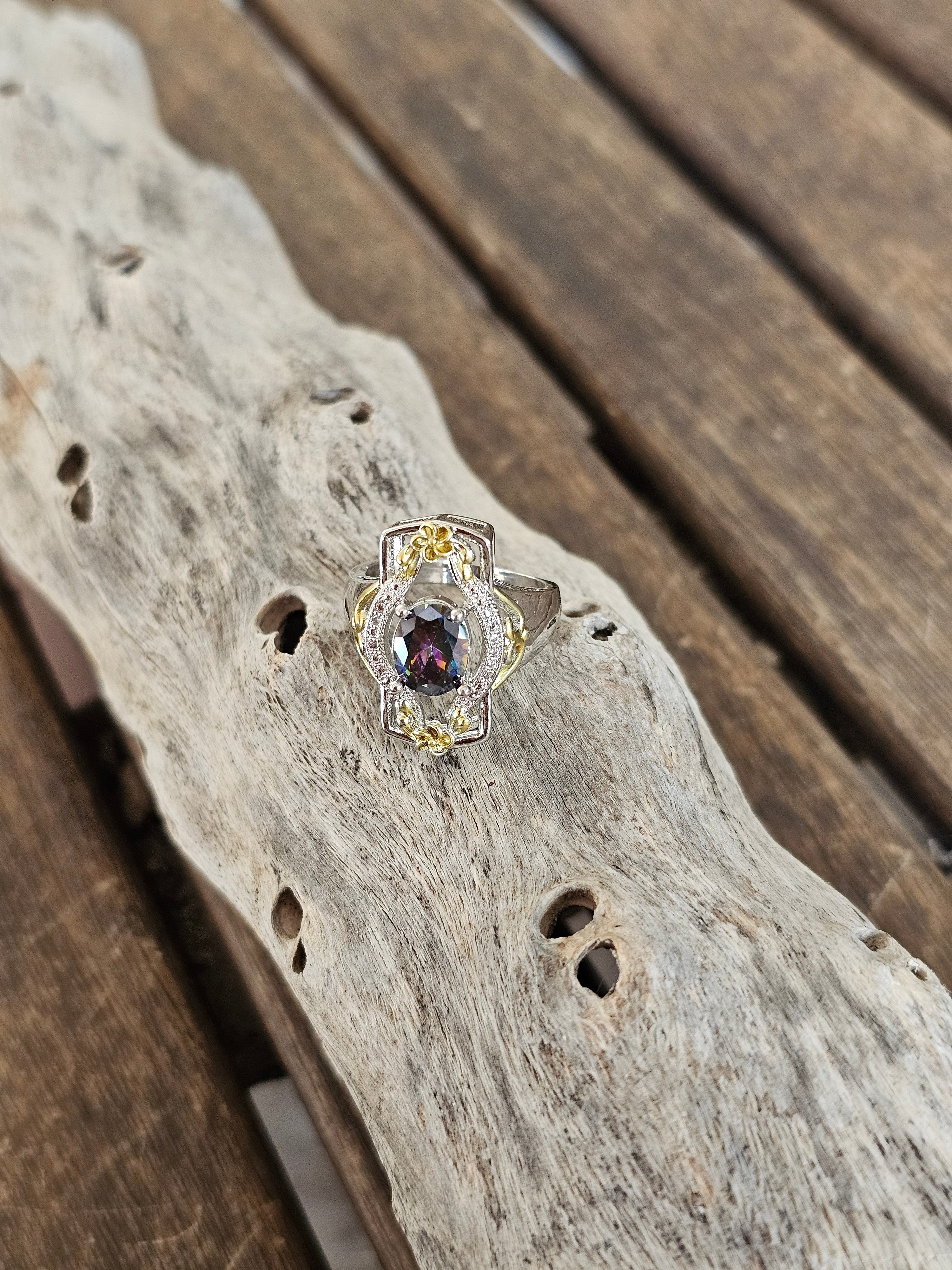Llamativo anillo con filigranas y piedra