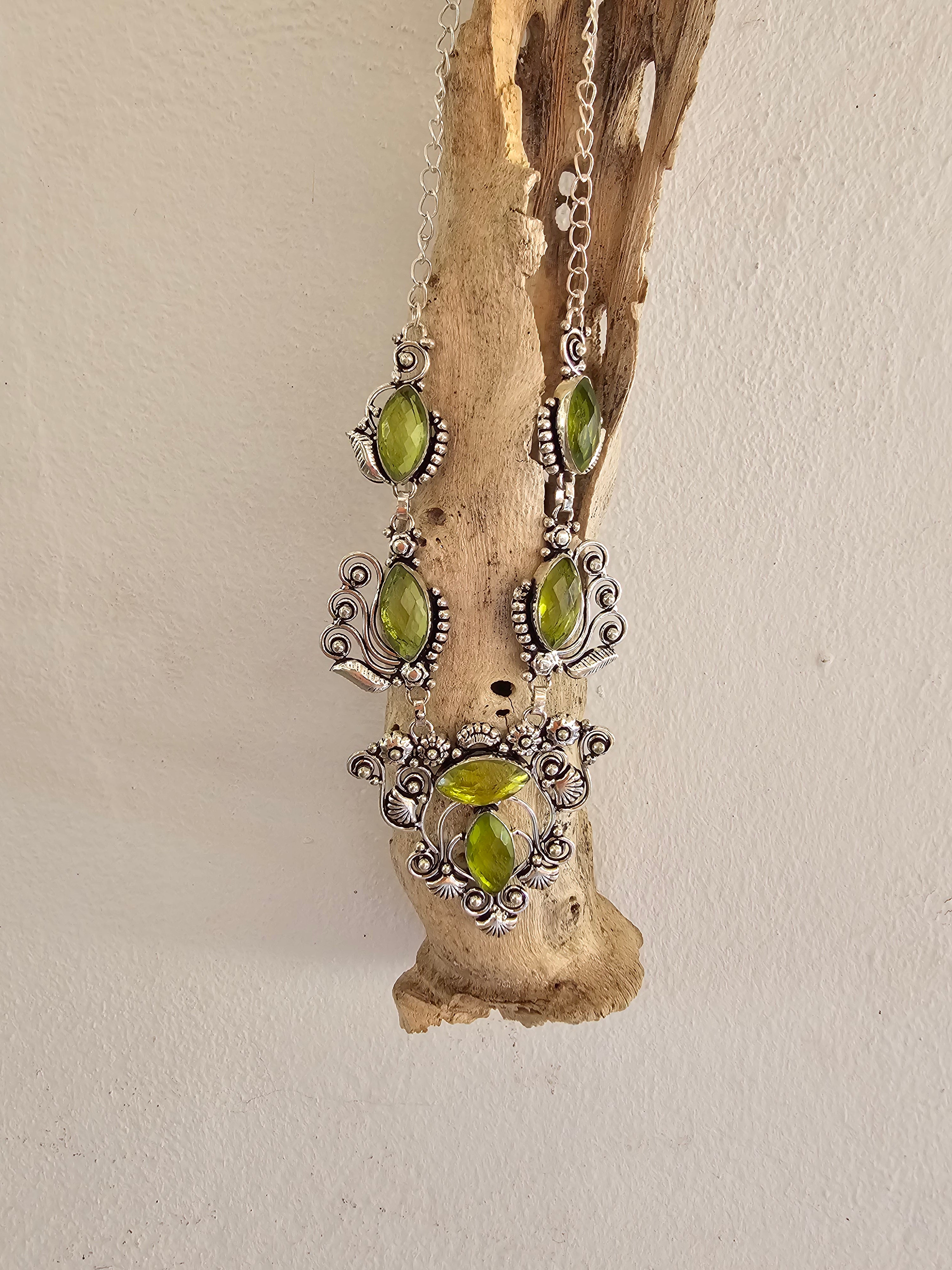 Collar delicado y elegante