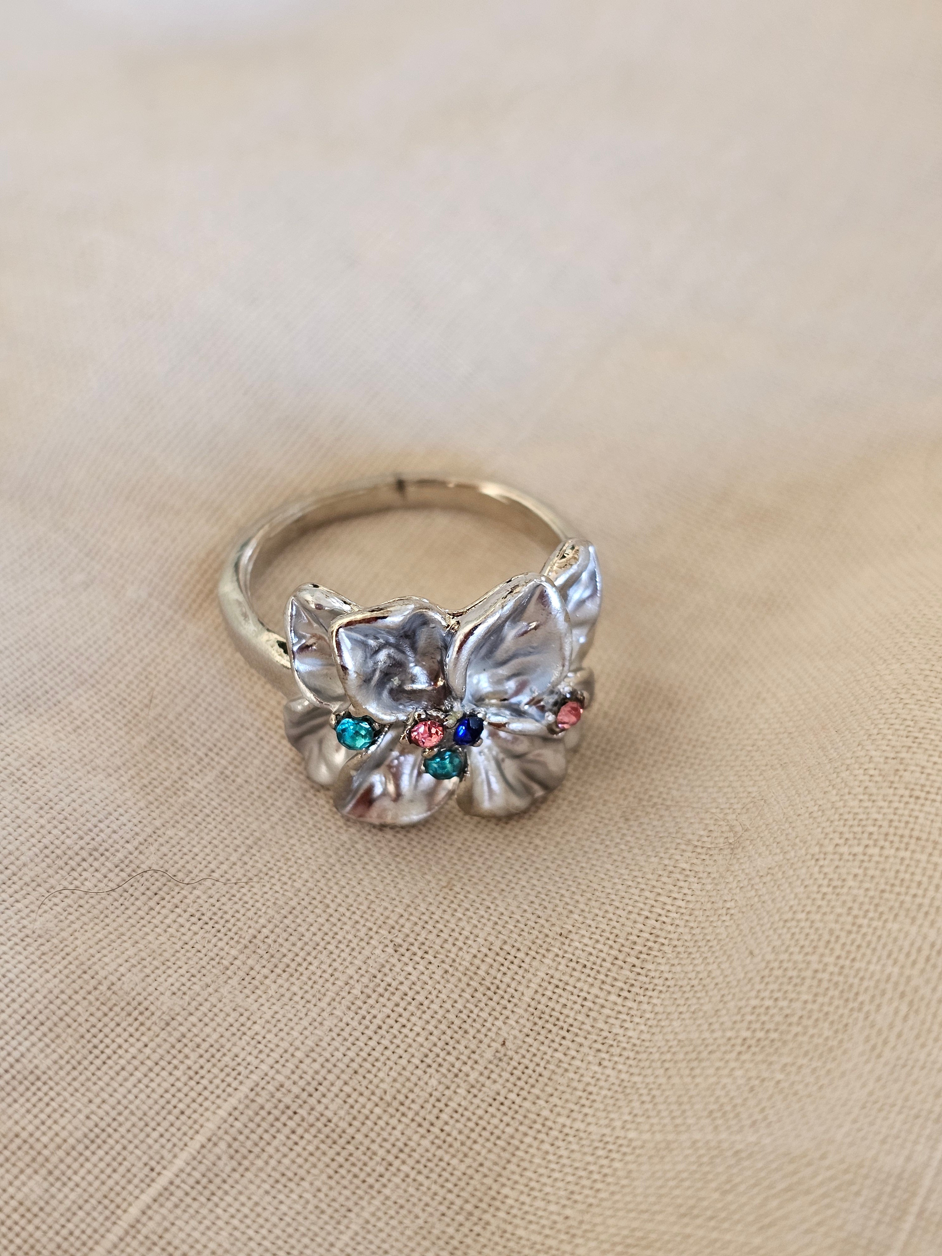 Anillo delicado en forma de flores