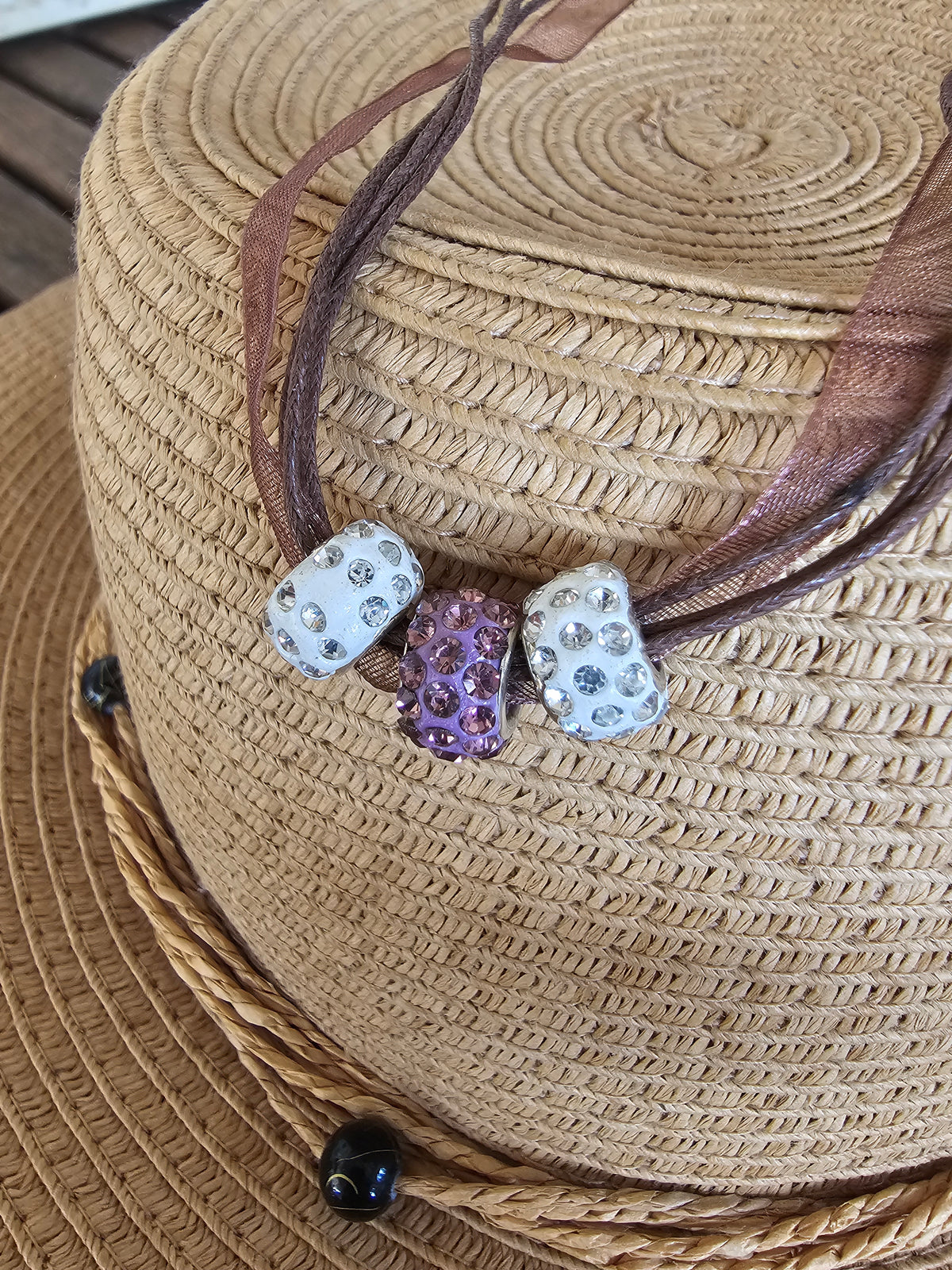 Collar Multihilo con Cuentas Pavé – Tonos Marrón, Blanco y Malva