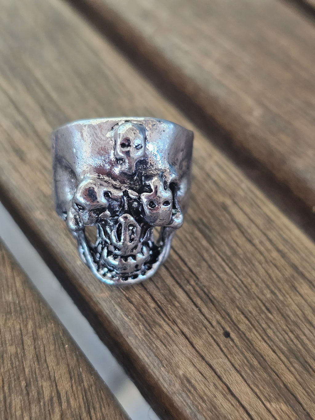 Magnífico anillo con calavera