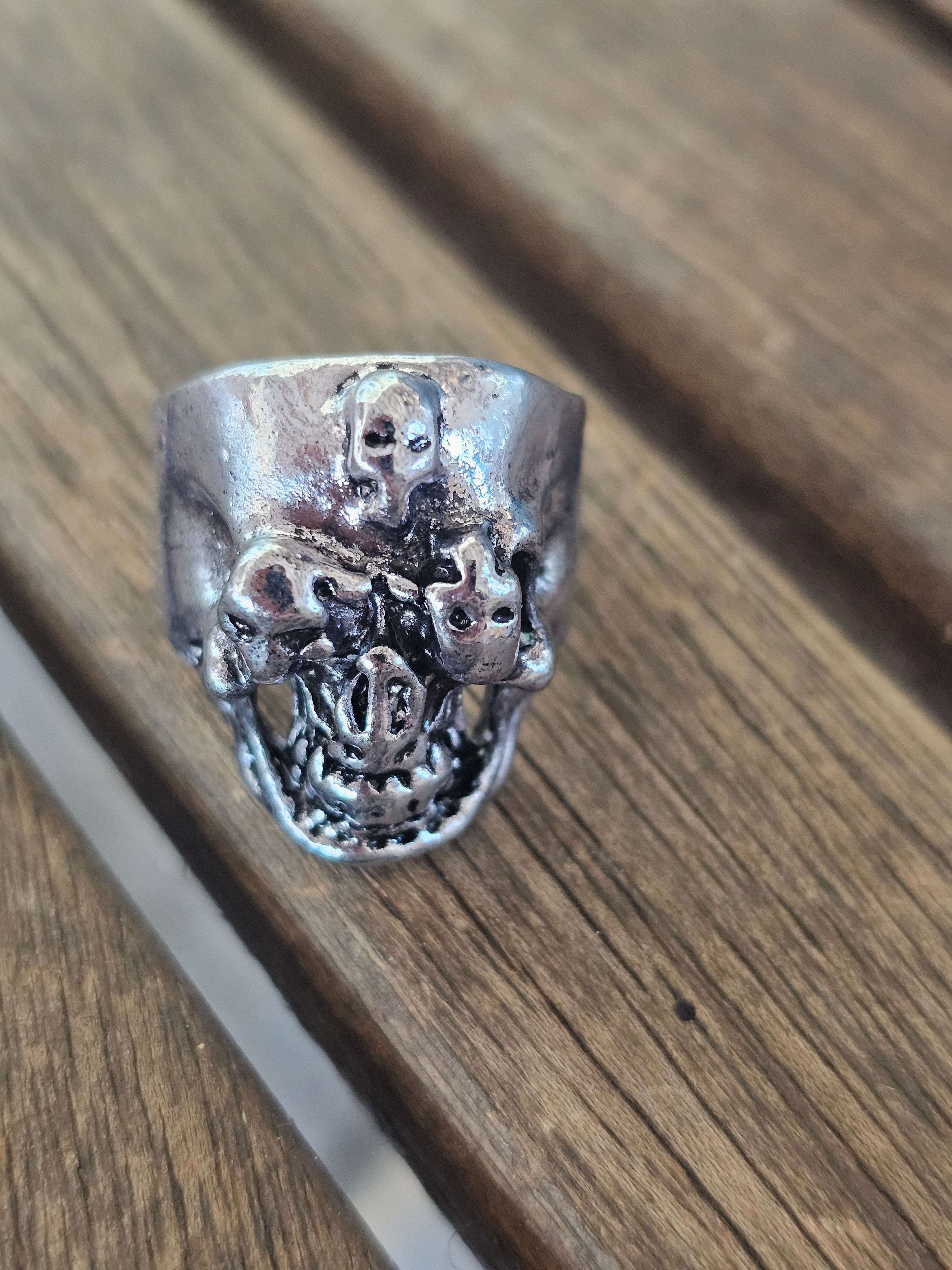 Magnífico anillo con calavera