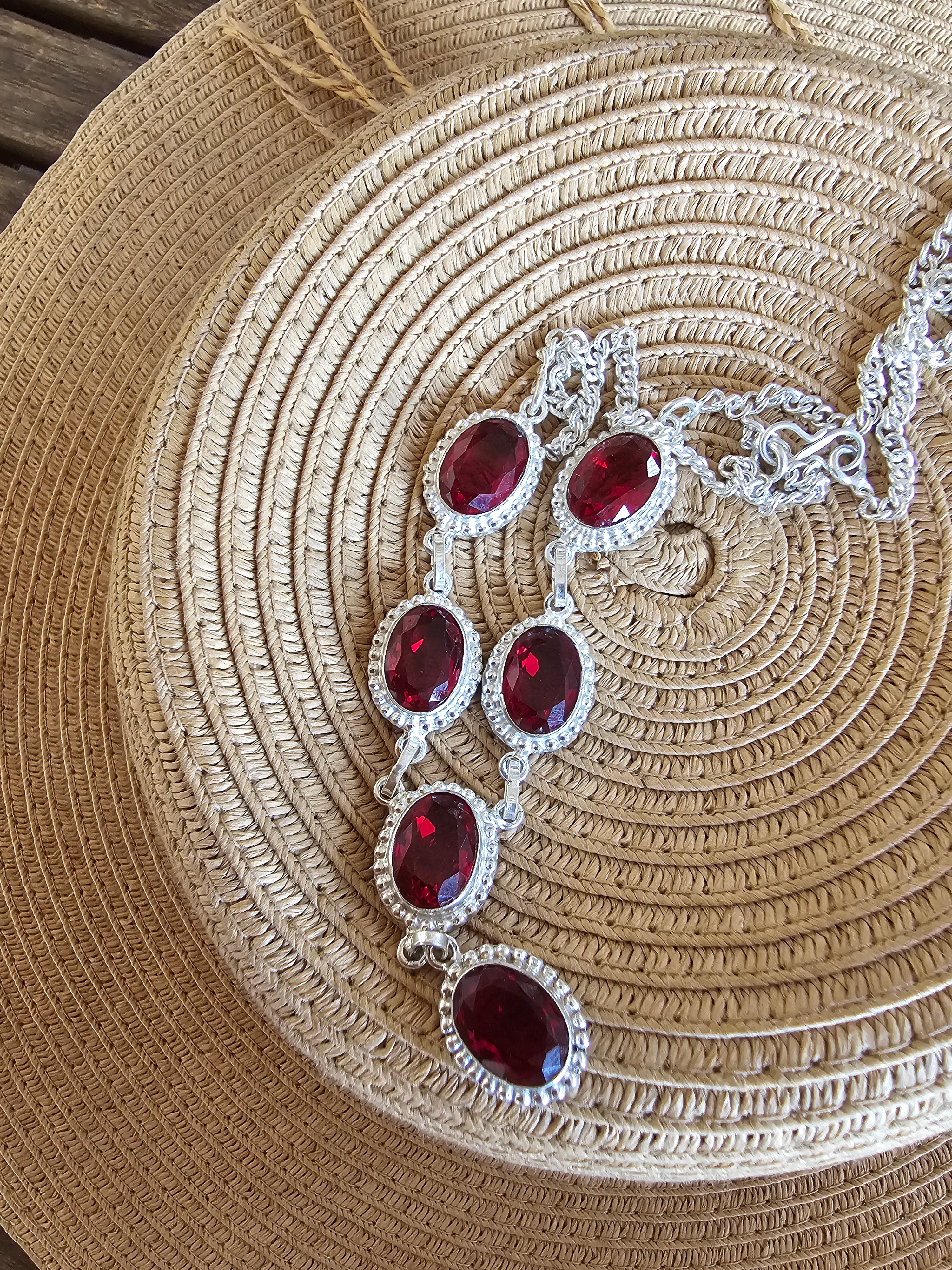 Lindo collar rojo para cualquier ocasión