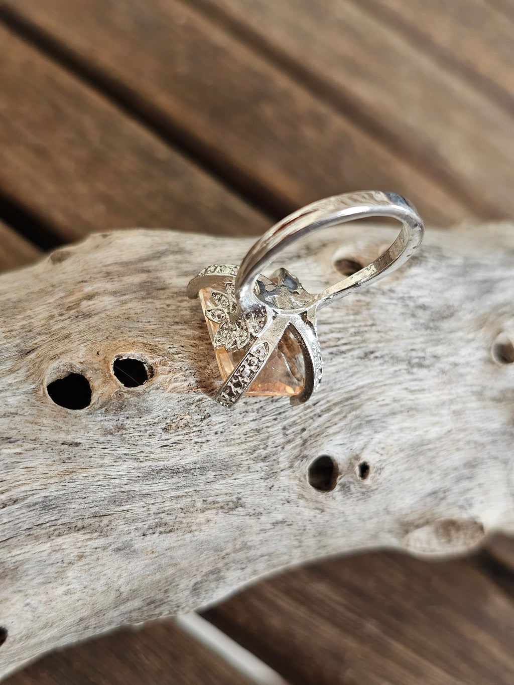 Llamativo anillo con filigranas y piedra cuadrado