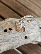 Llamativo anillo con filigranas y piedra cuadrado