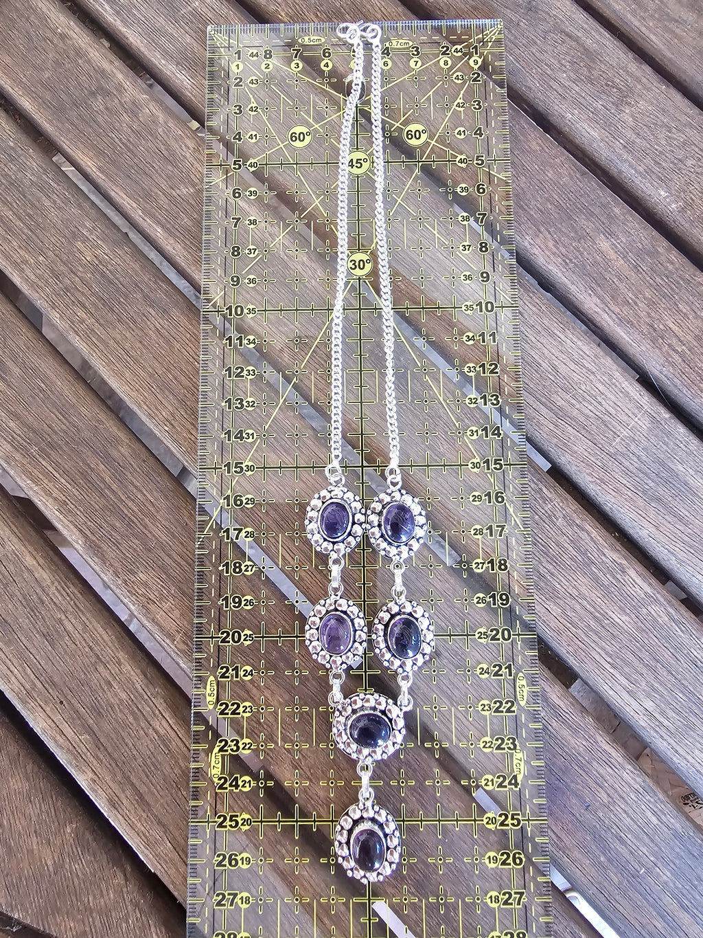 Lindo collar púrpura para cualquier ocasión