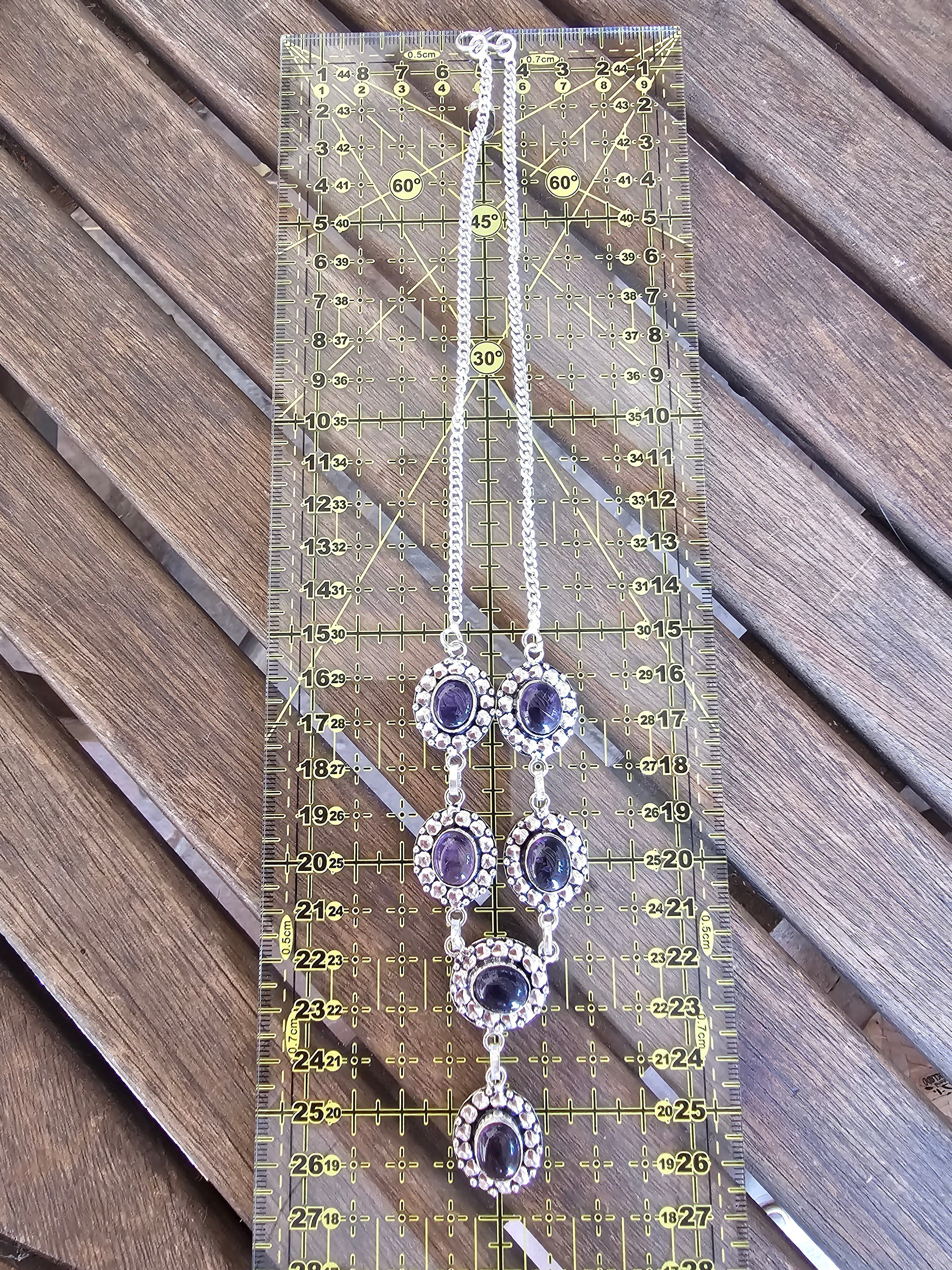 Lindo collar púrpura para cualquier ocasión