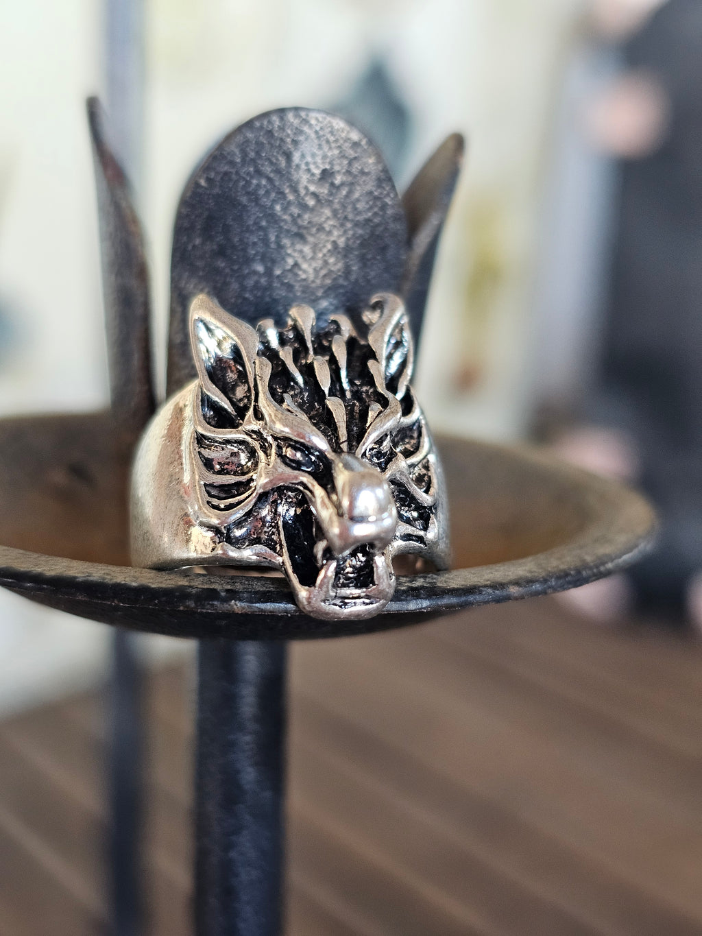 Cabeza de lobo en anillo