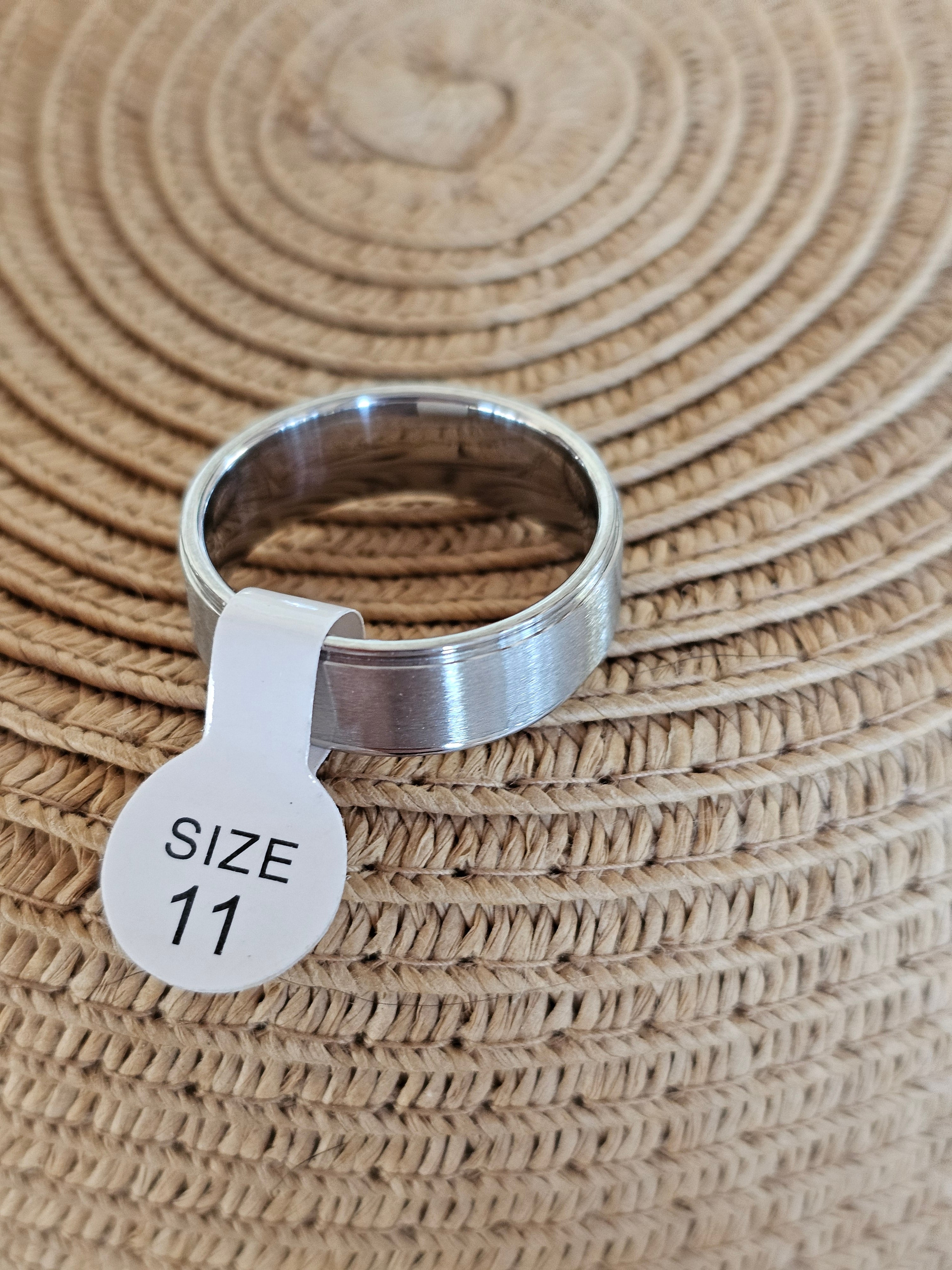 Anillo elegante y simple en varios colores TARKISTA PALJONKO