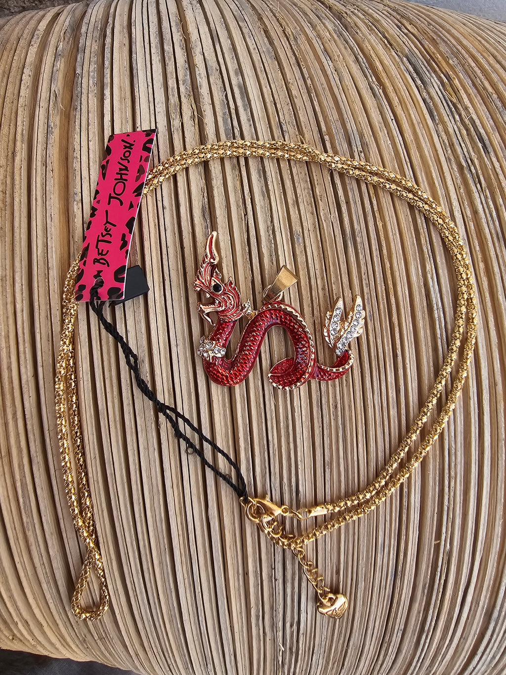 Collar Colgante Dragón Oriental Rojo – Dorado y Cristales (Betsey Johnson)