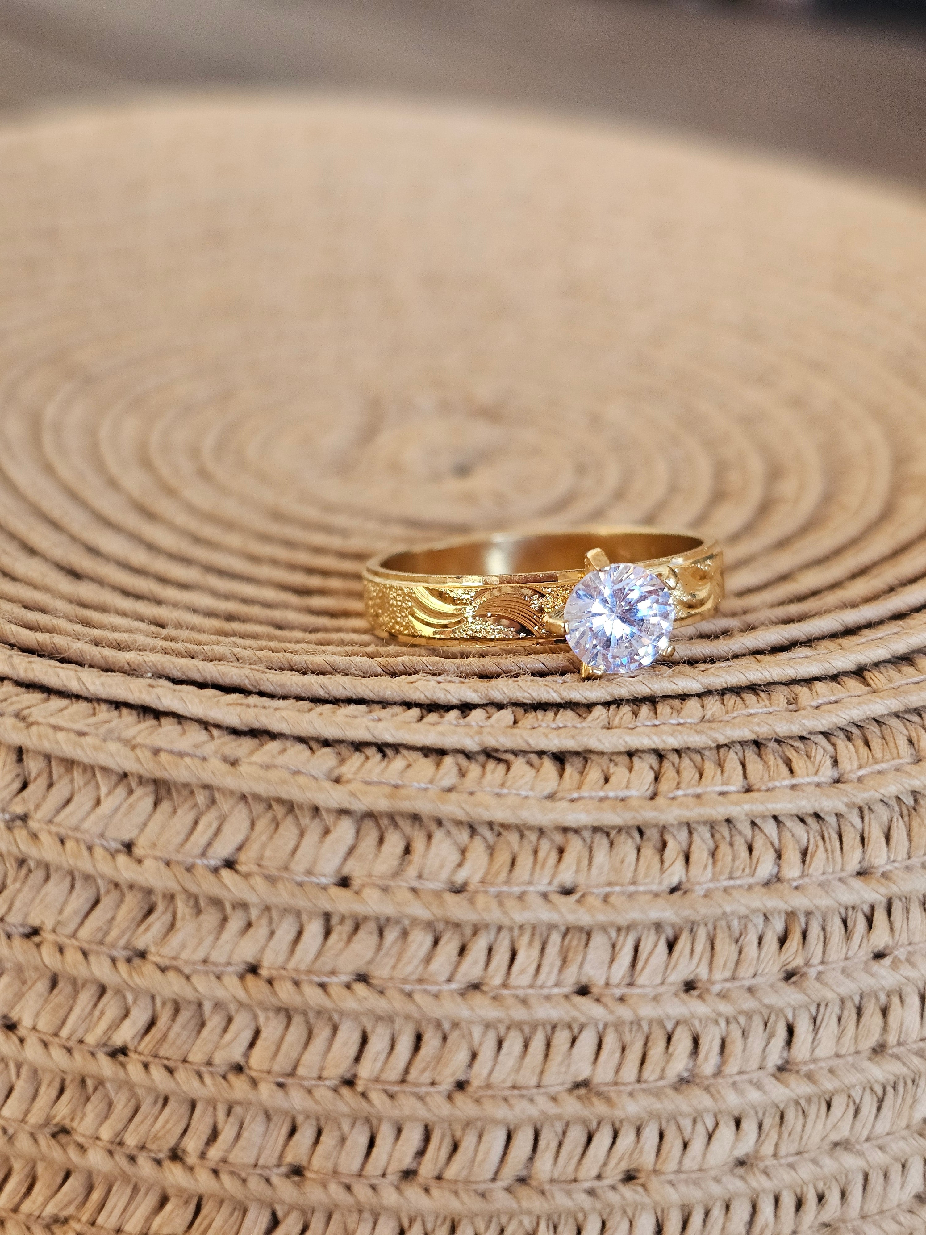 Lindo anillo estilo solitario