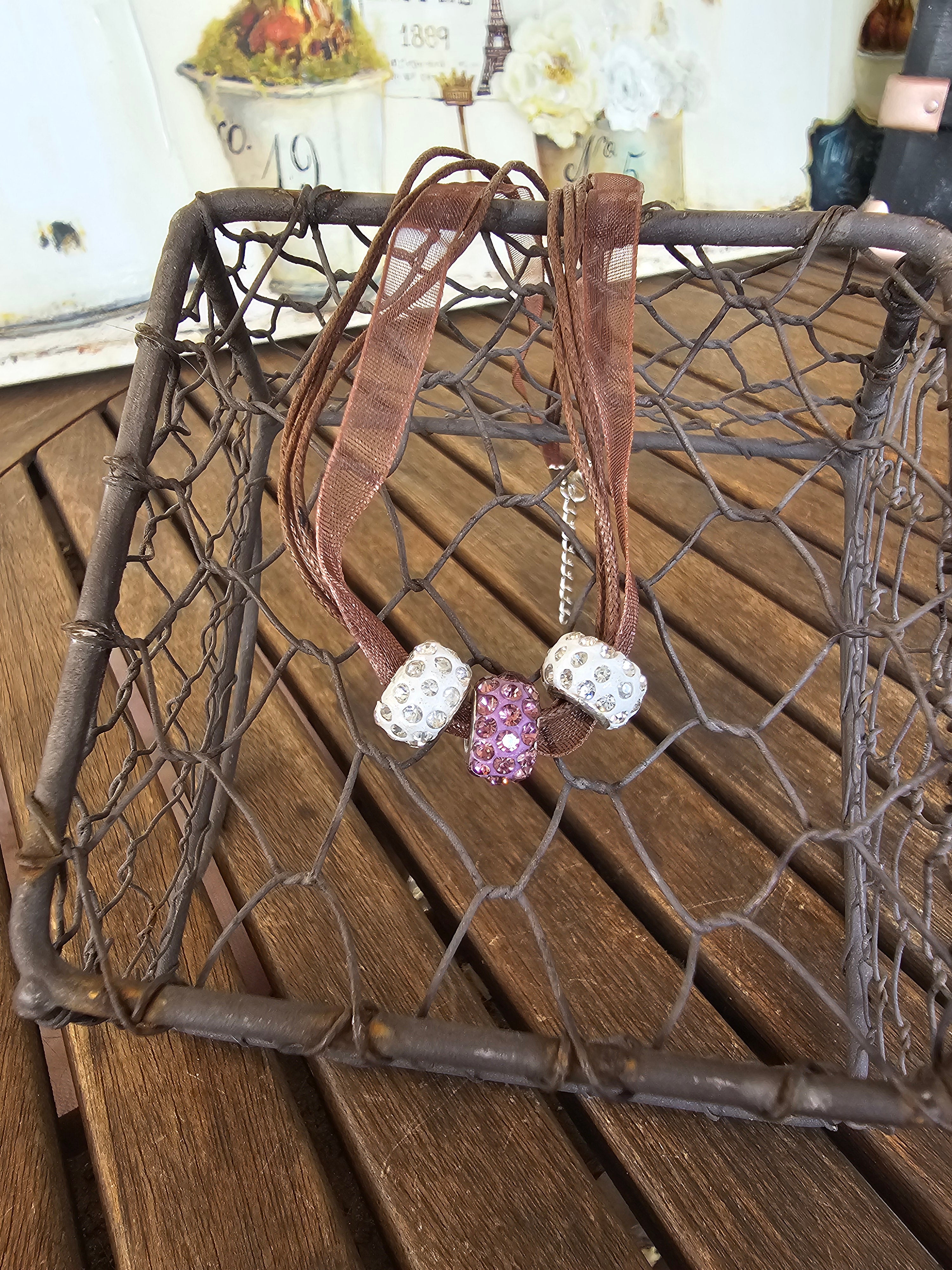 Collar Multihilo con Cuentas Pavé – Tonos Marrón, Blanco y Malva
