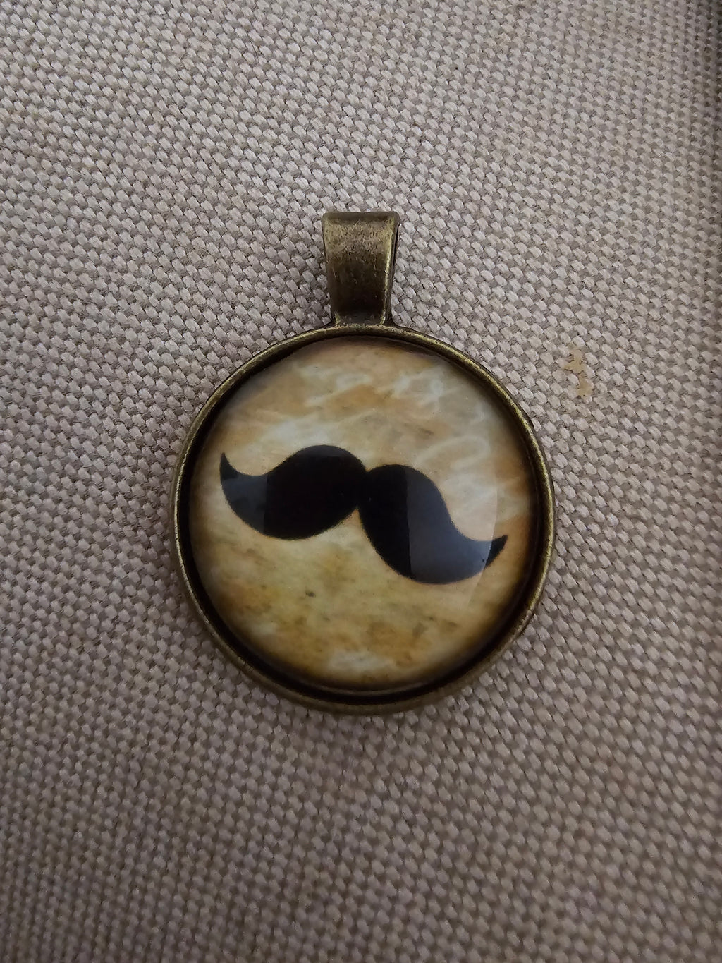 Colgante con mostacho