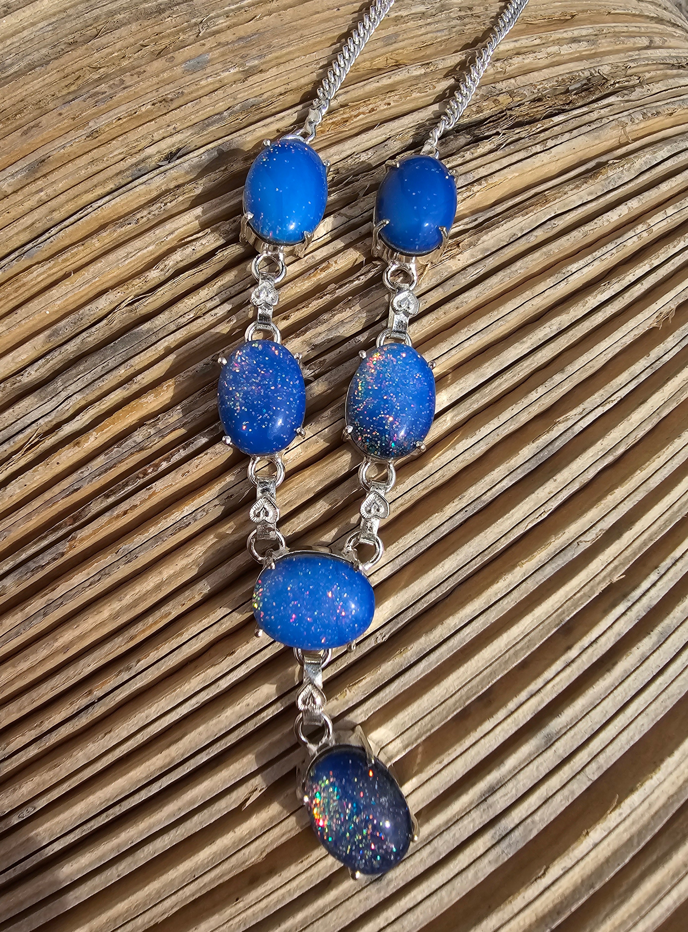 Lindo collar azul brillante para cualquier ocasión