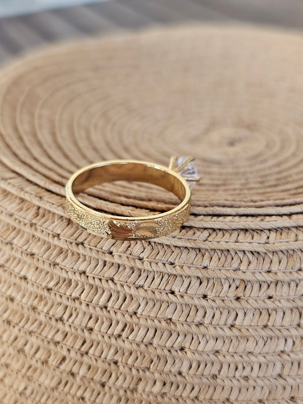 Lindo anillo estilo solitario