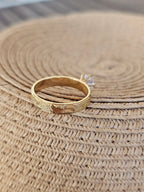 Lindo anillo estilo solitario