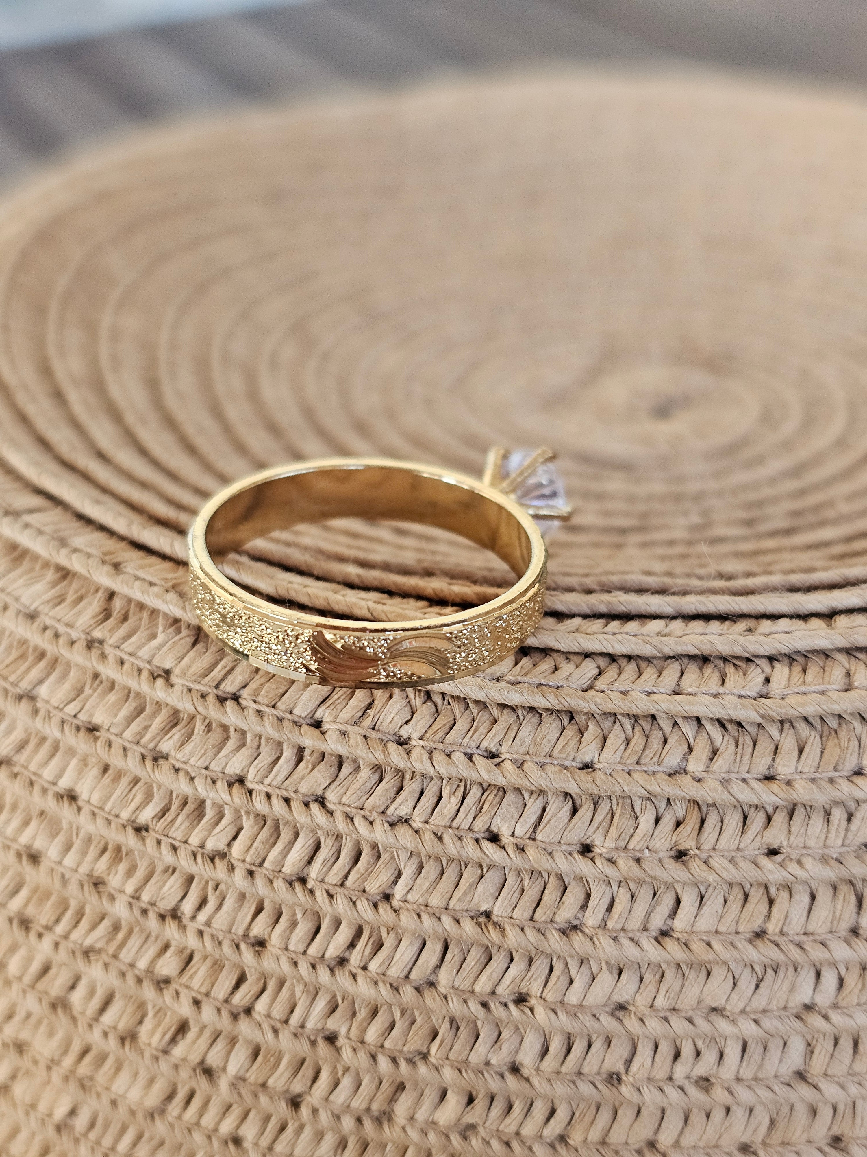 Lindo anillo estilo solitario