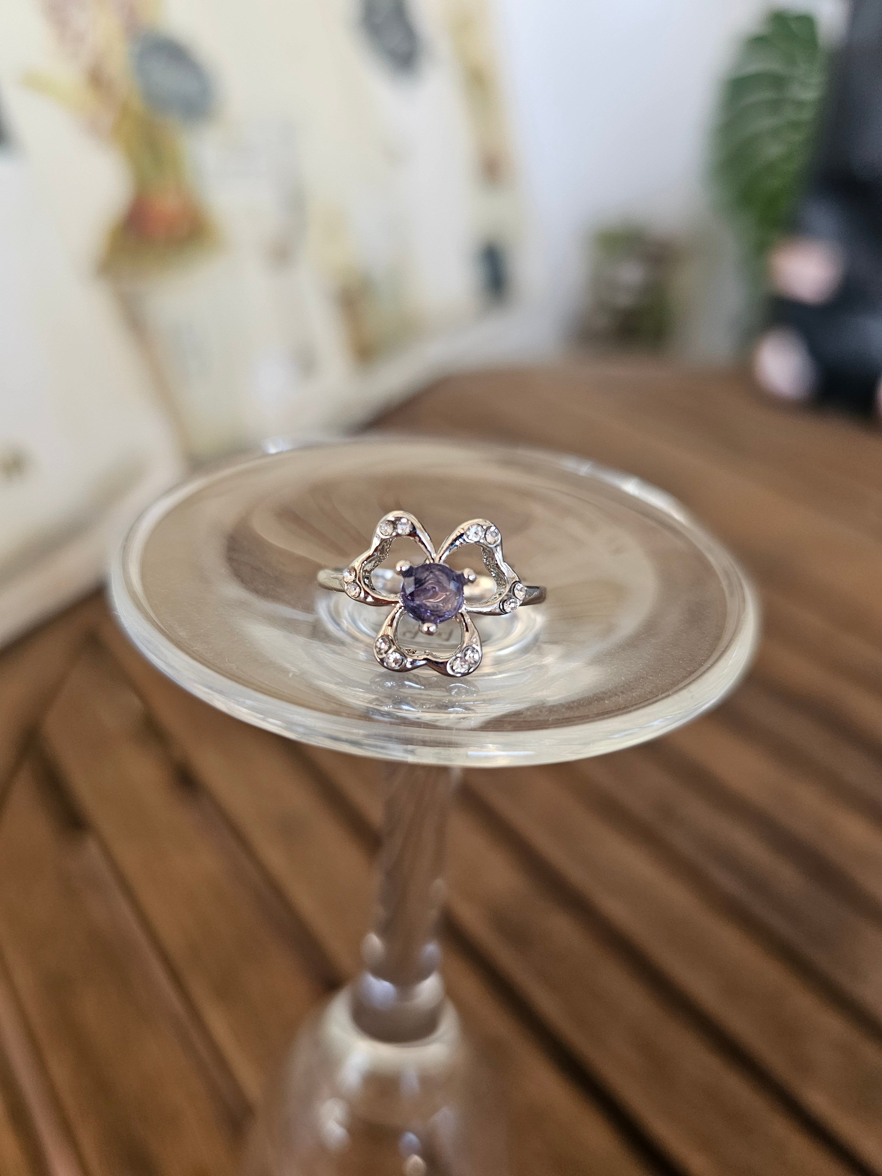 Lindo anillo con forma floral