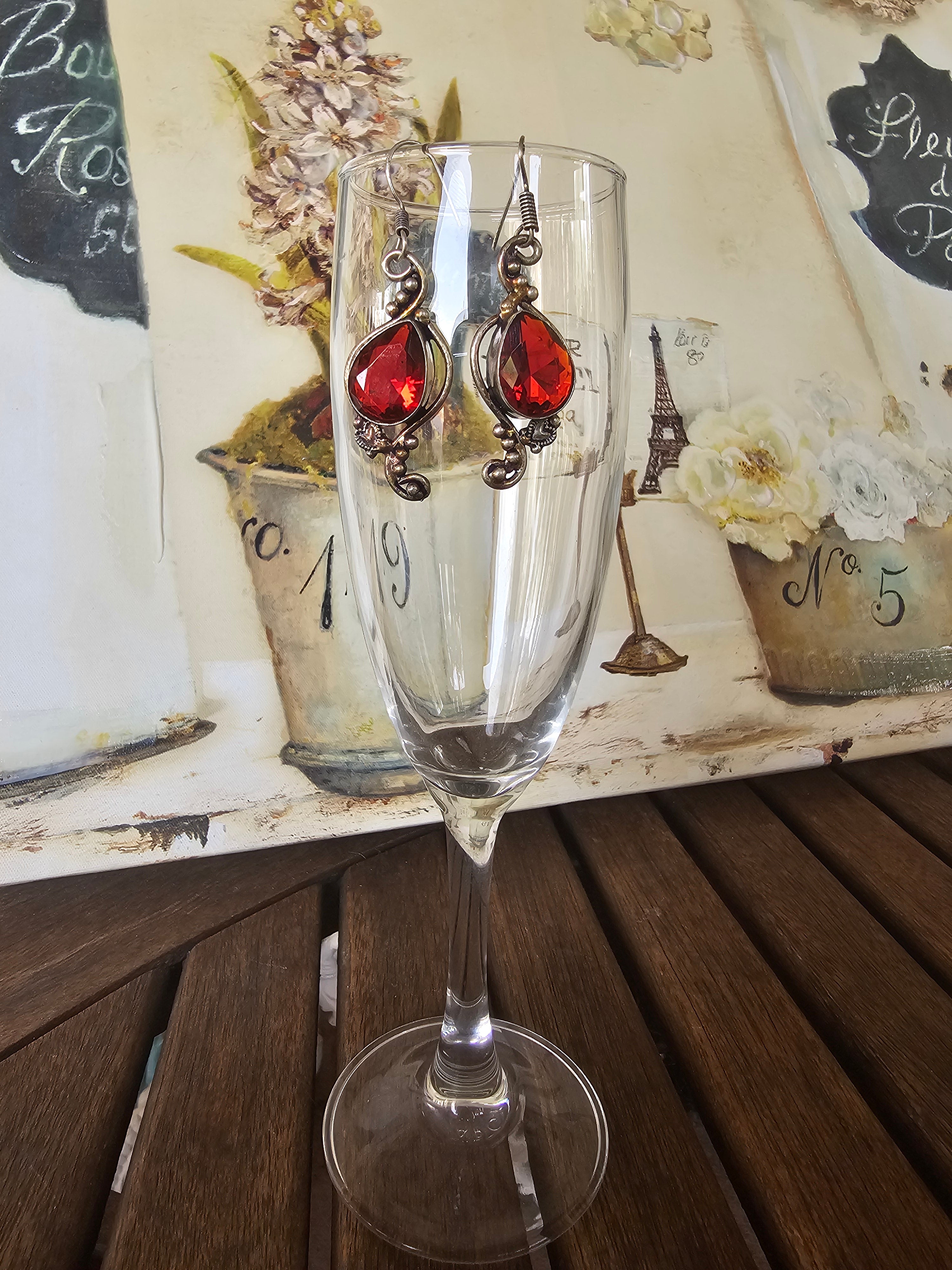 Elegantes pendientes con cristales rojos