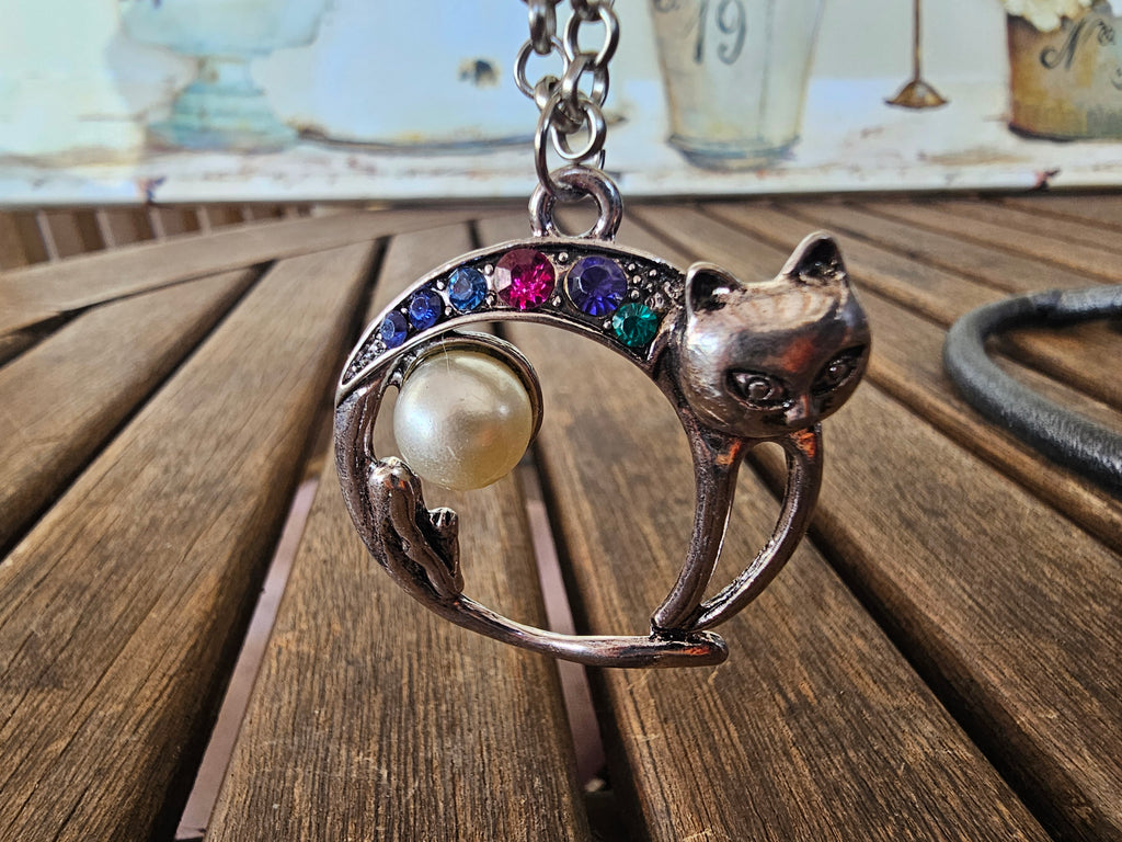 Collar Colgante Gato de la Luna – Perla y Cristales Arcoíris