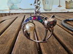 Collar Colgante Gato de la Luna – Perla y Cristales Arcoíris