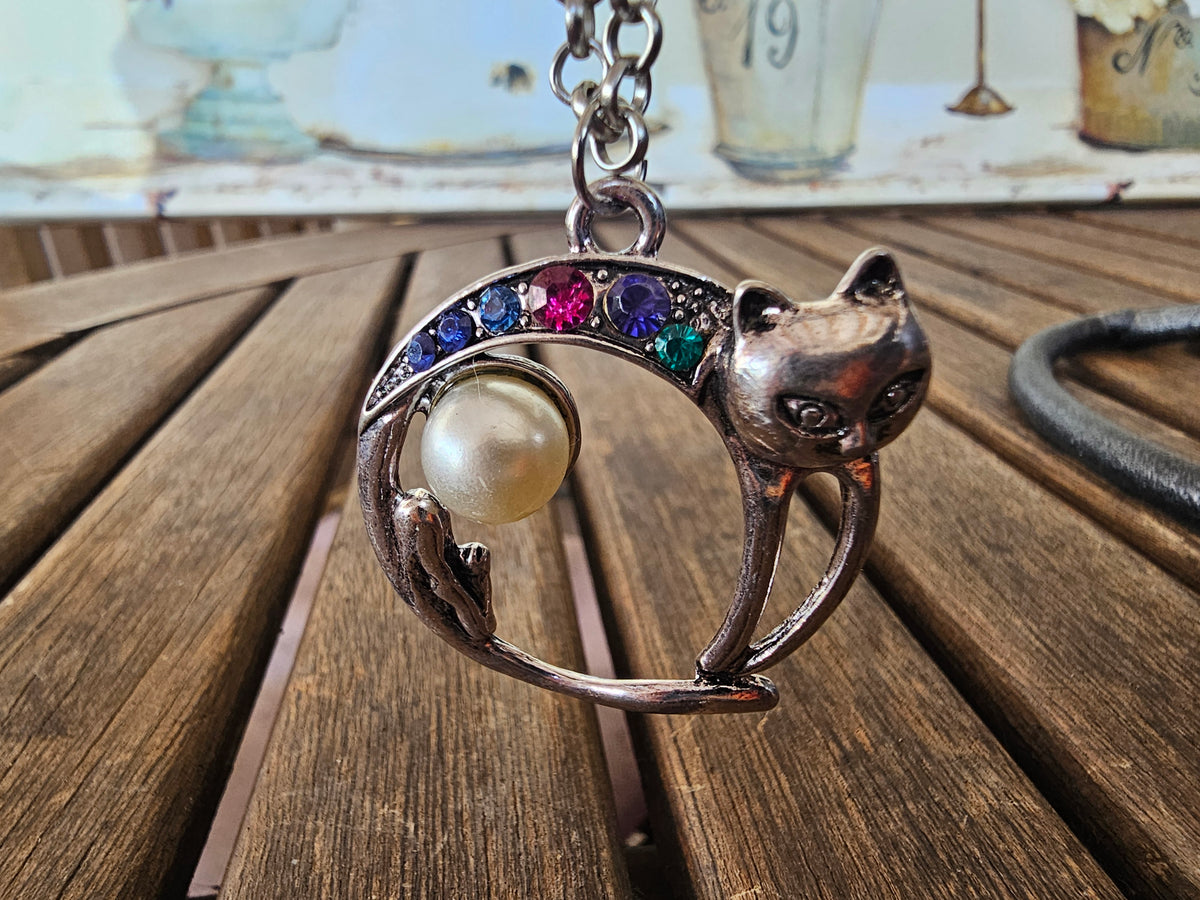 Collar Colgante Gato de la Luna – Perla y Cristales Arcoíris