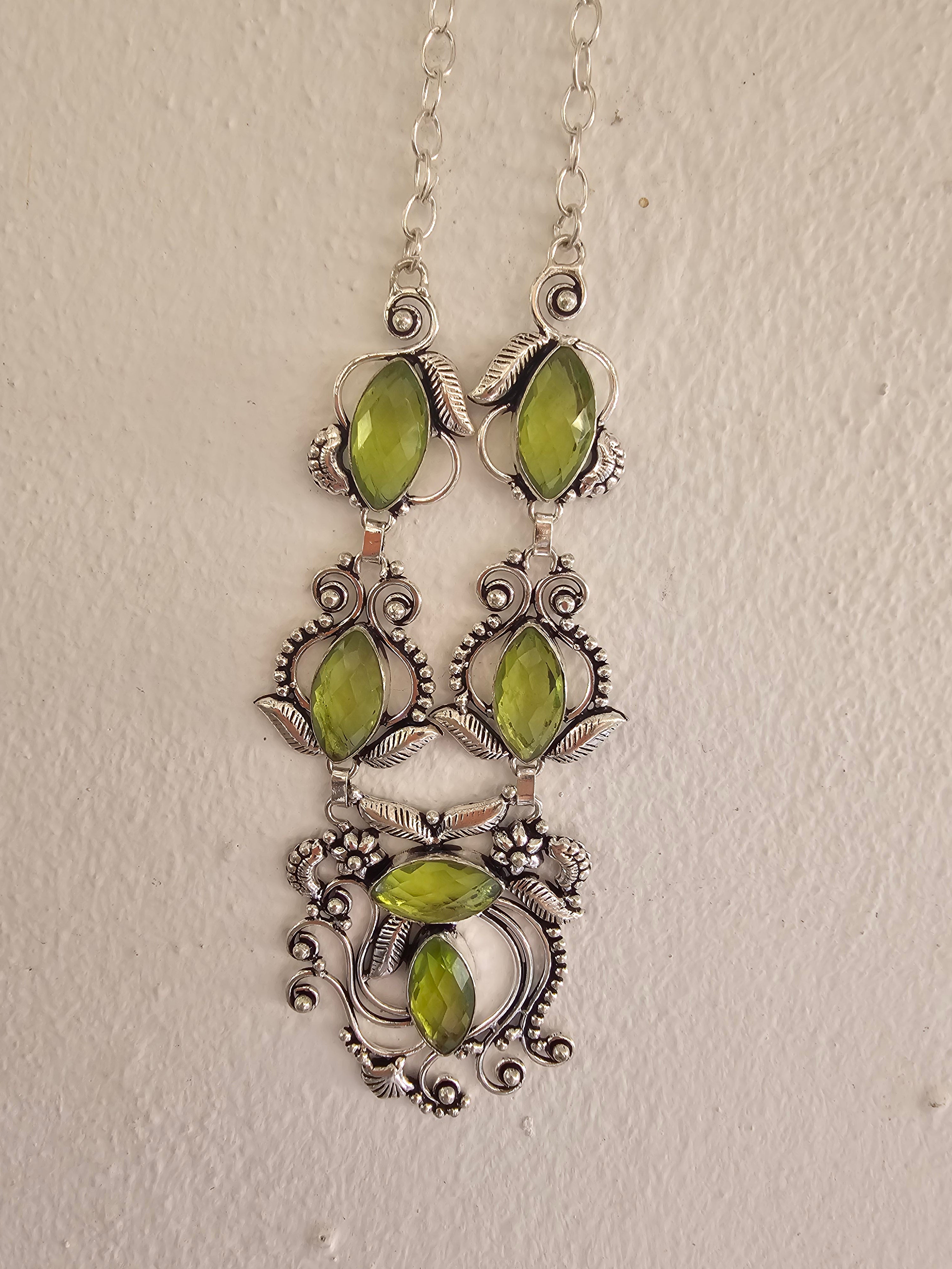 Collar delicado y elegante