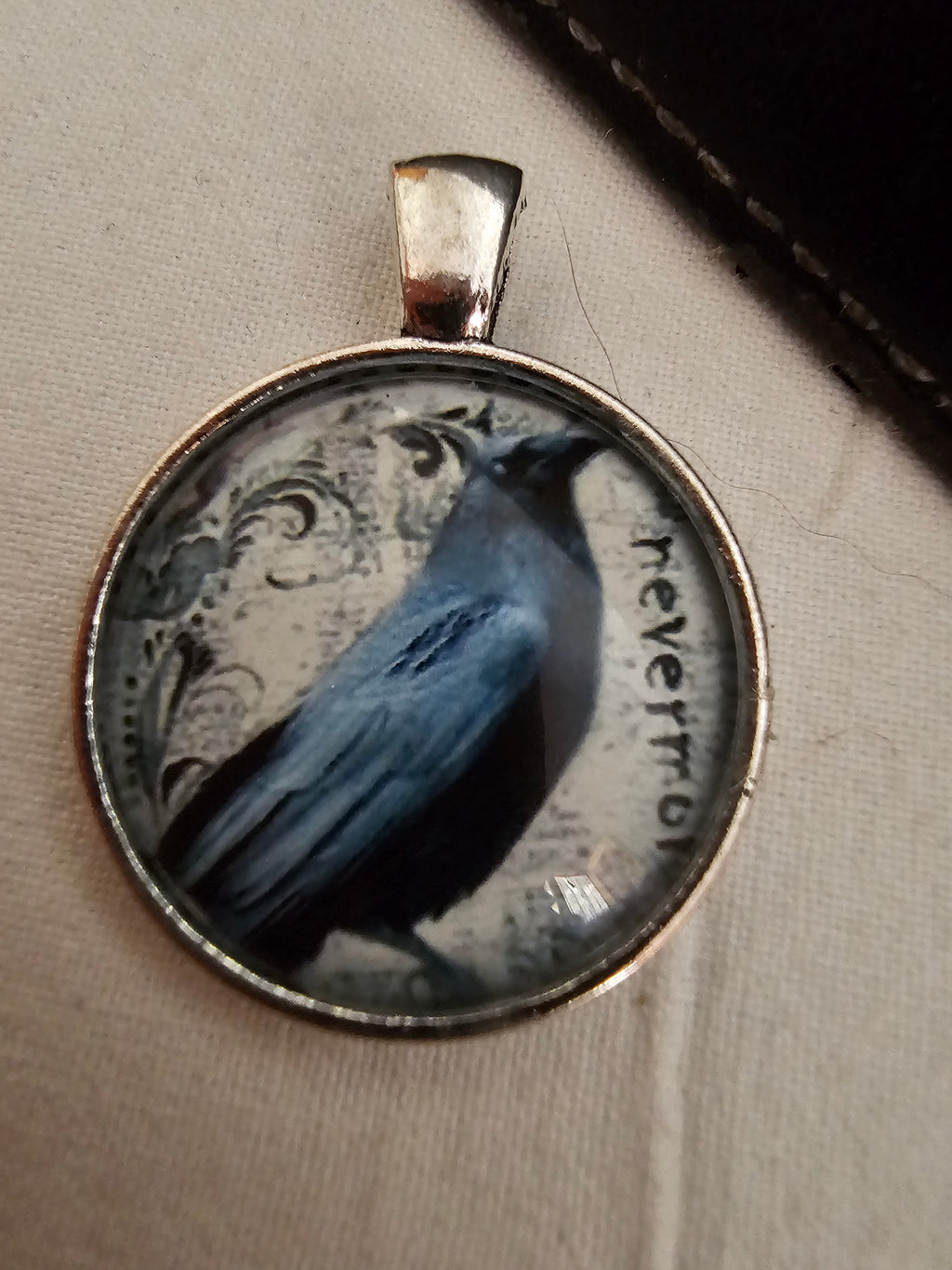 Colgante de cuervo con cadena