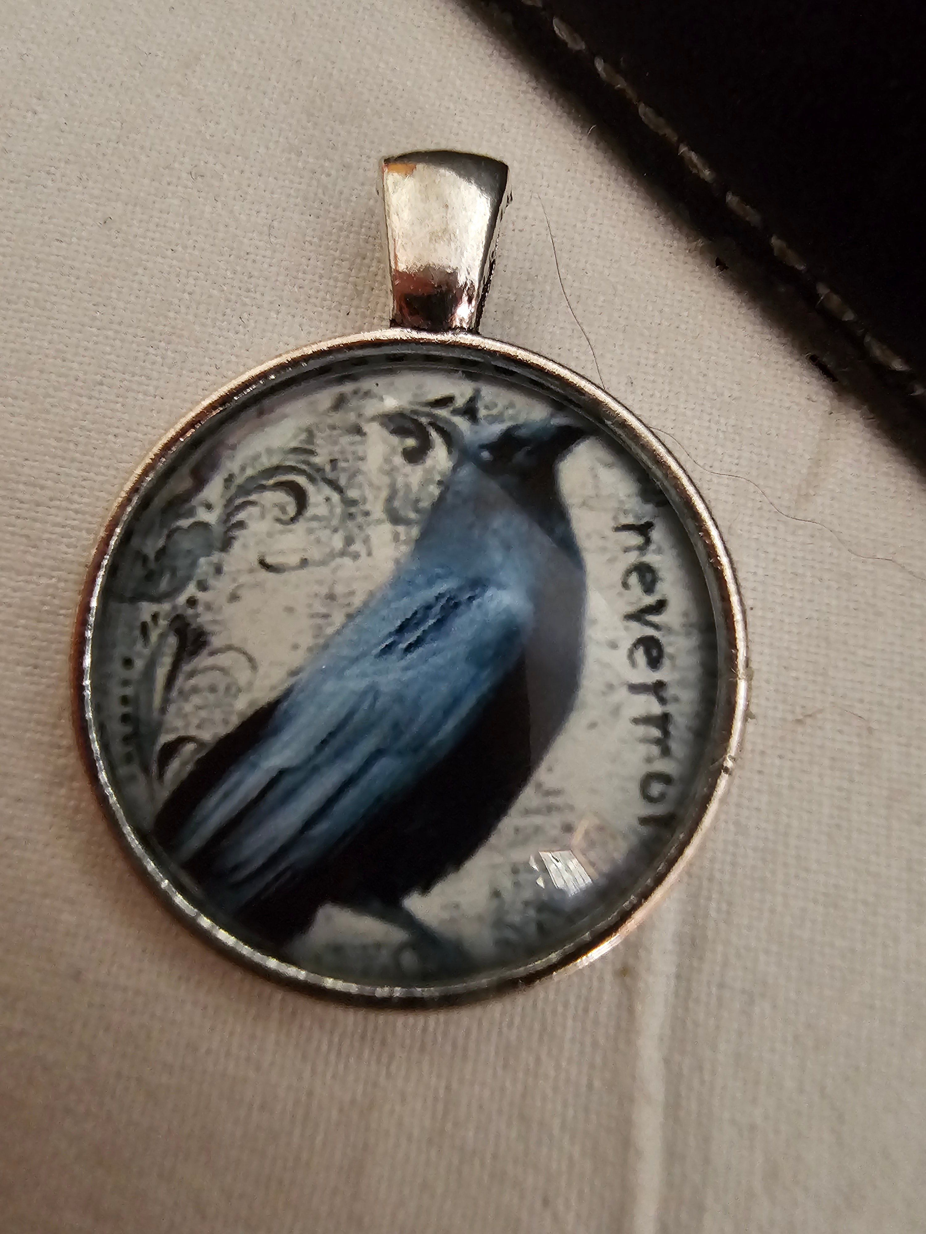 Colgante de cuervo con cadena