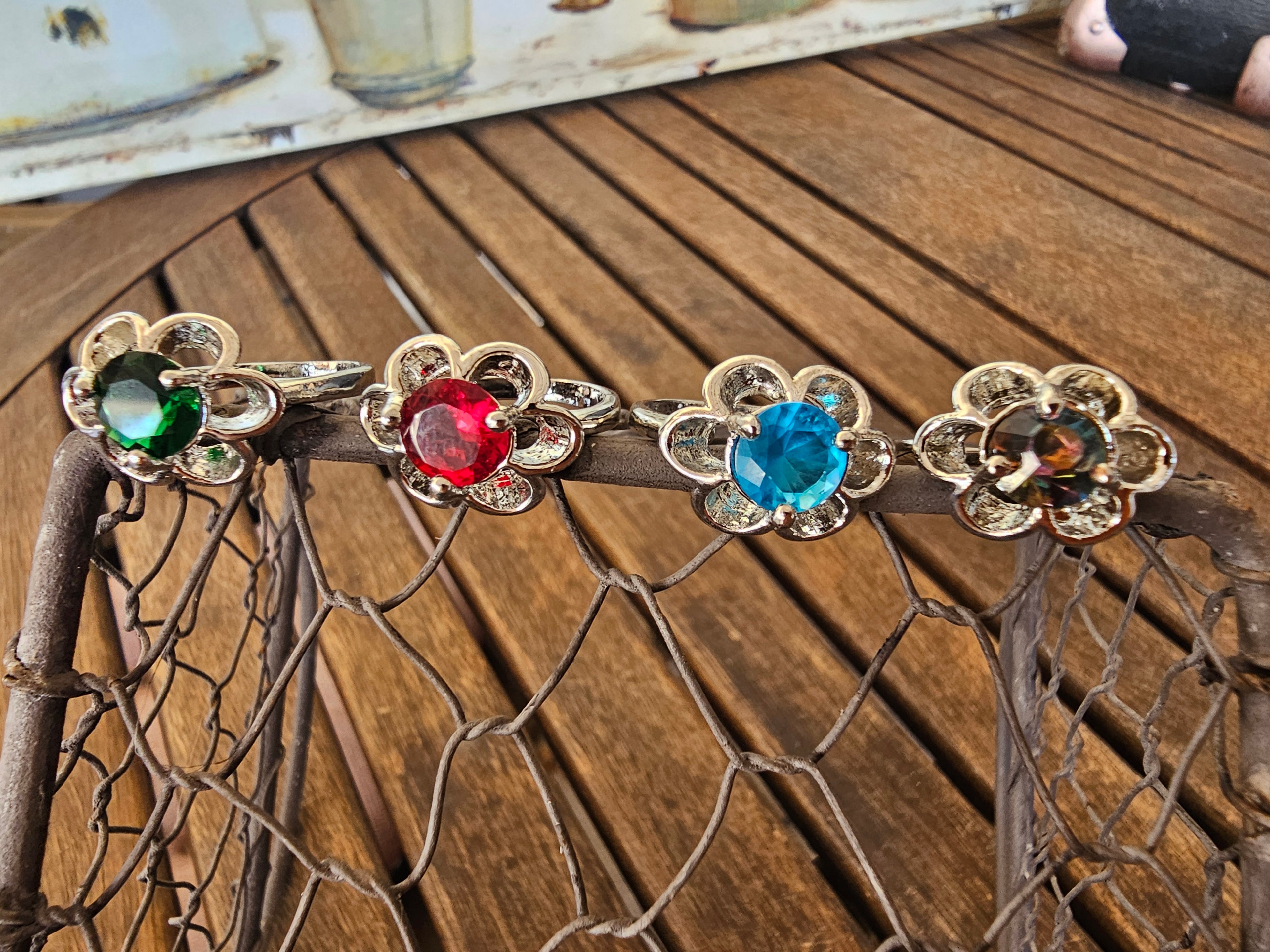 Lindo anillo con forma floral en varios colores