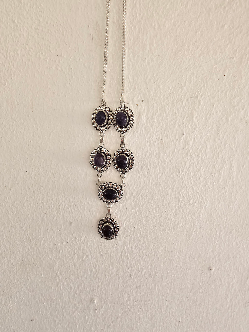 Lindo collar púrpura para cualquier ocasión