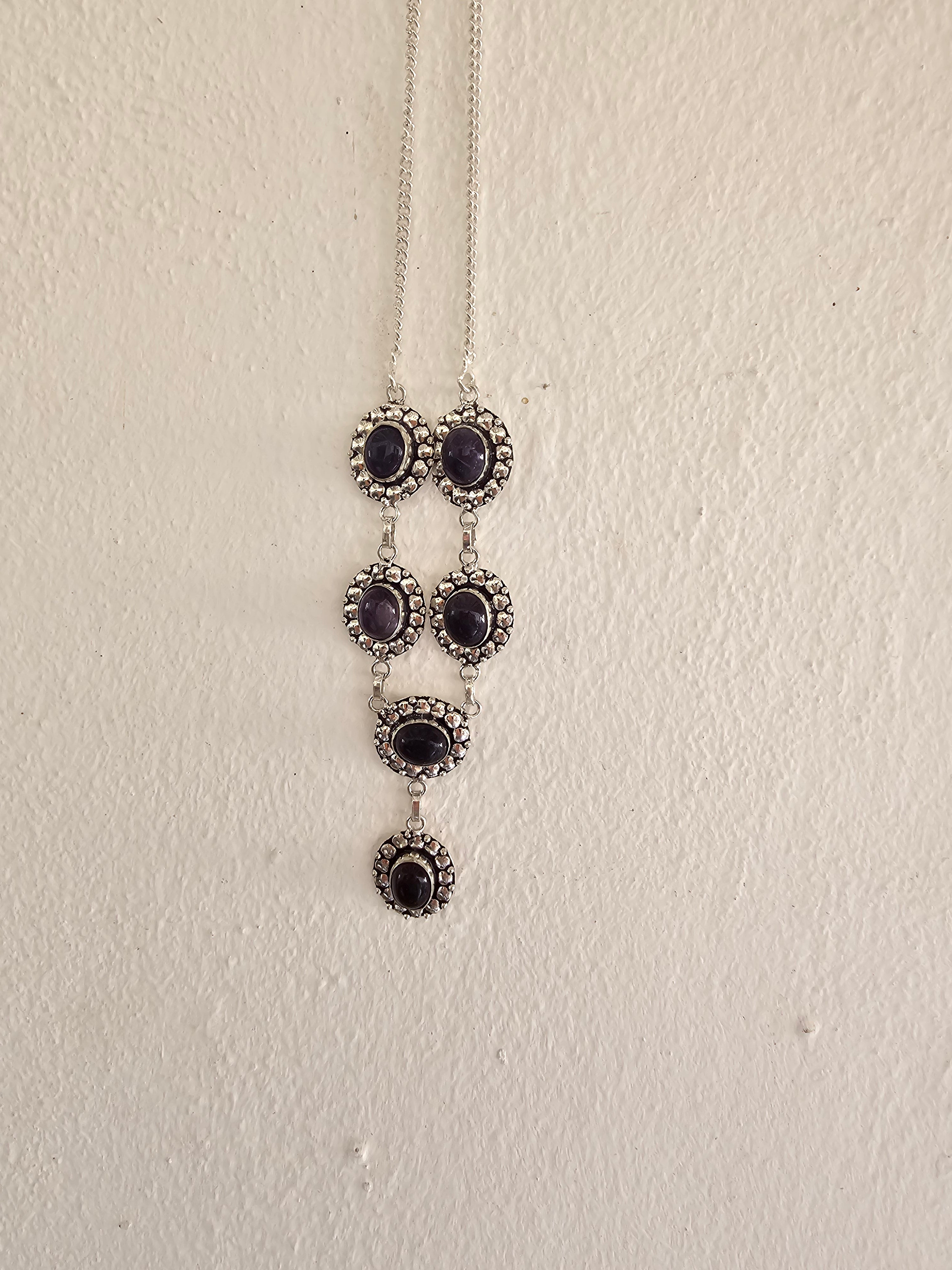 Lindo collar púrpura para cualquier ocasión