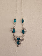 Collar delicado y elegante