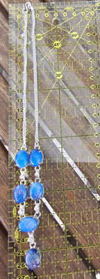 Lindo collar azul brillante para cualquier ocasión