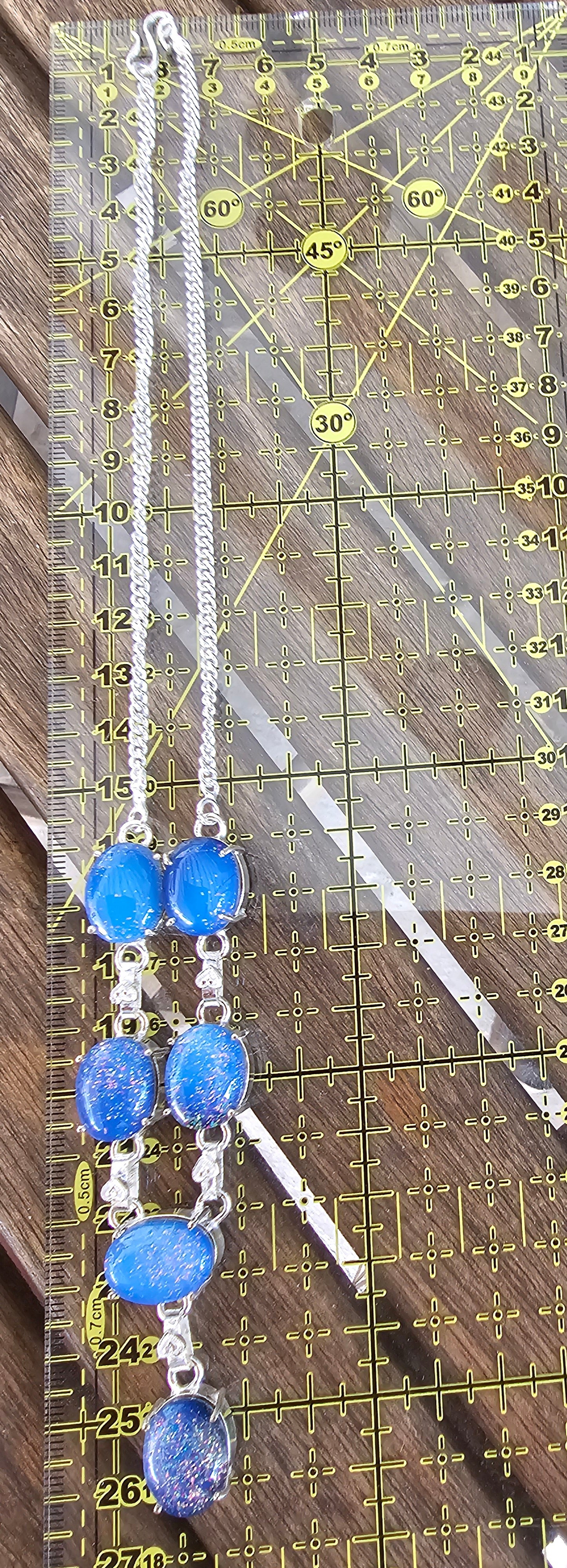 Lindo collar azul brillante para cualquier ocasión