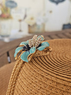 Colgante y brocha de Betsey Johnson