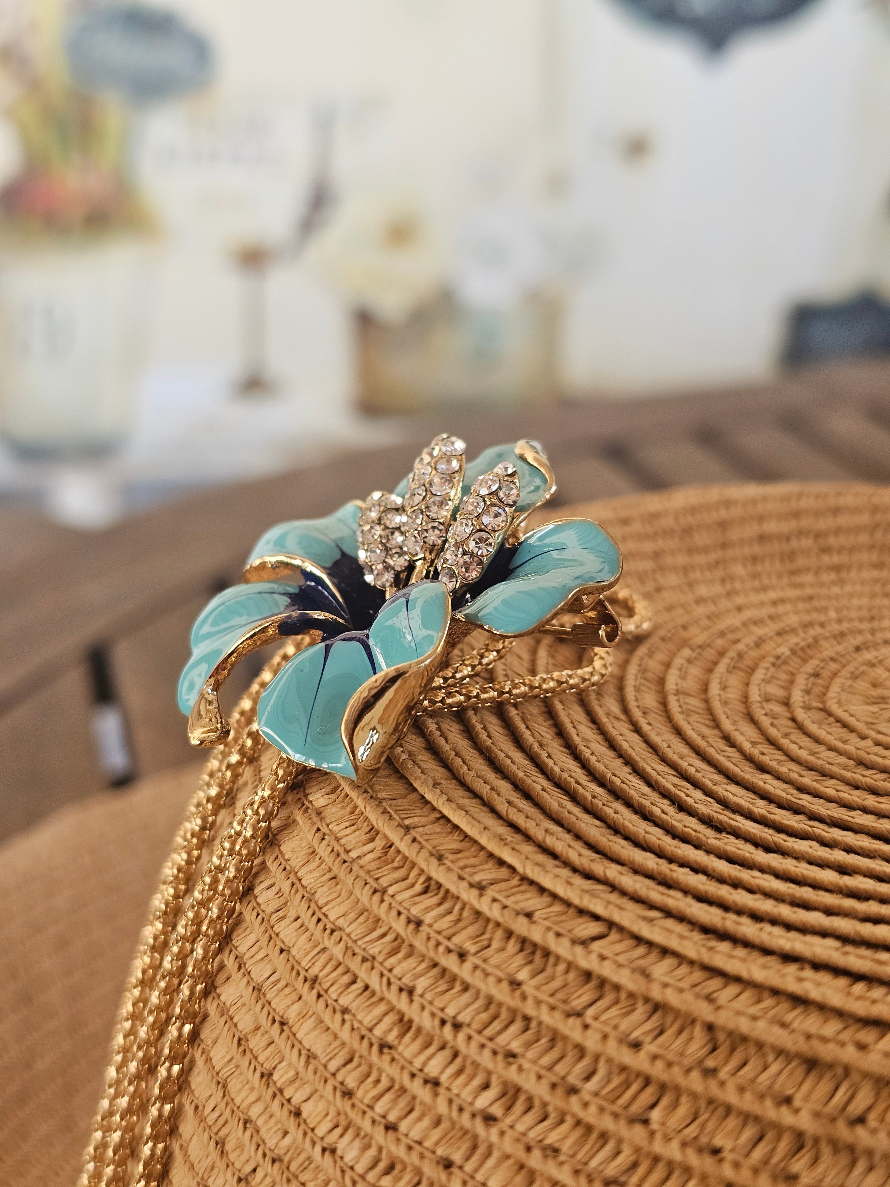 Colgante y brocha de Betsey Johnson