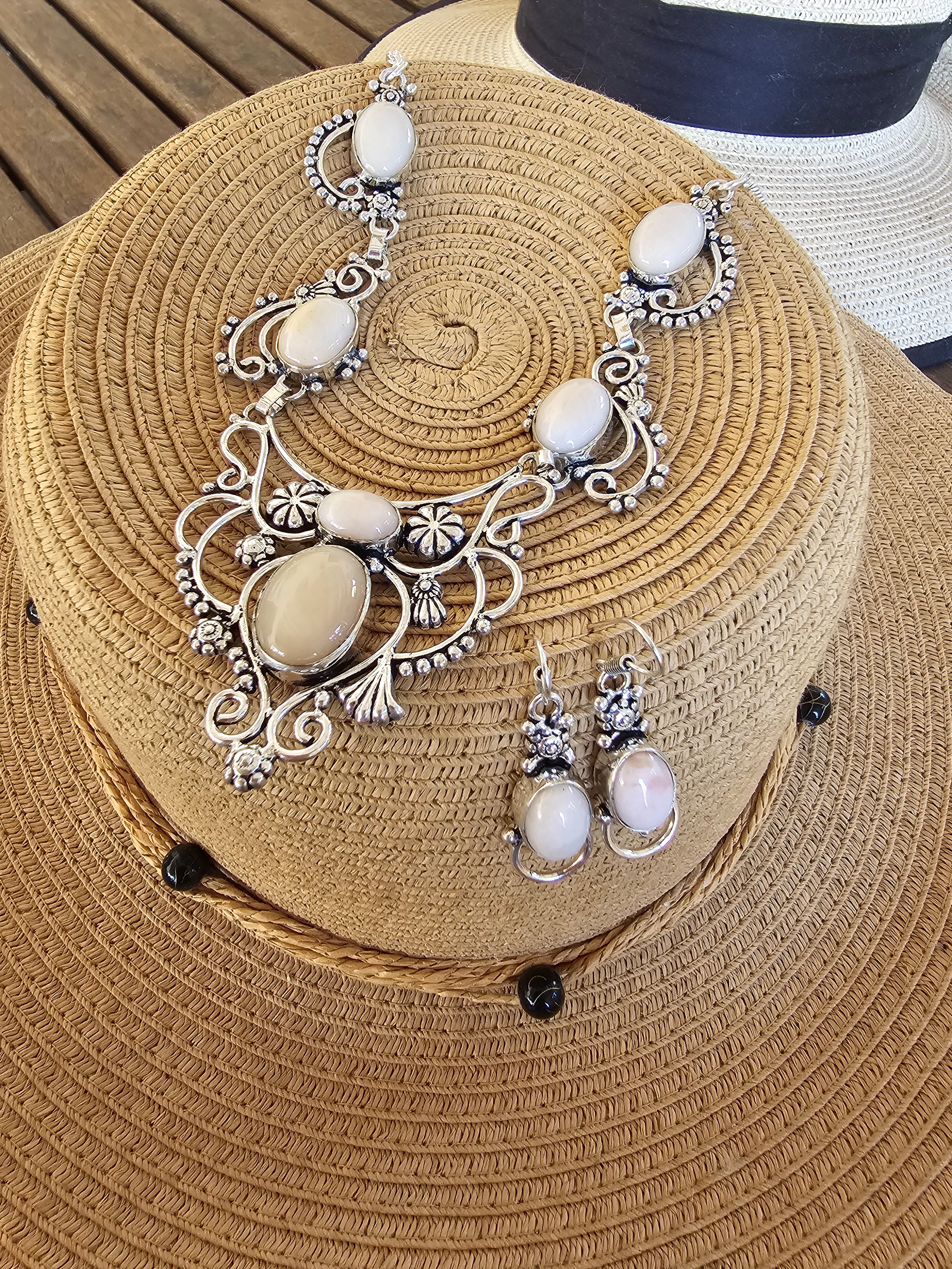 Conjunto de collar y pendientes