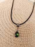 Collar Corto de Cordón Negro con Cristal Verde Esmeralda en Gota