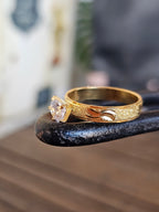Lindo anillo estilo solitario