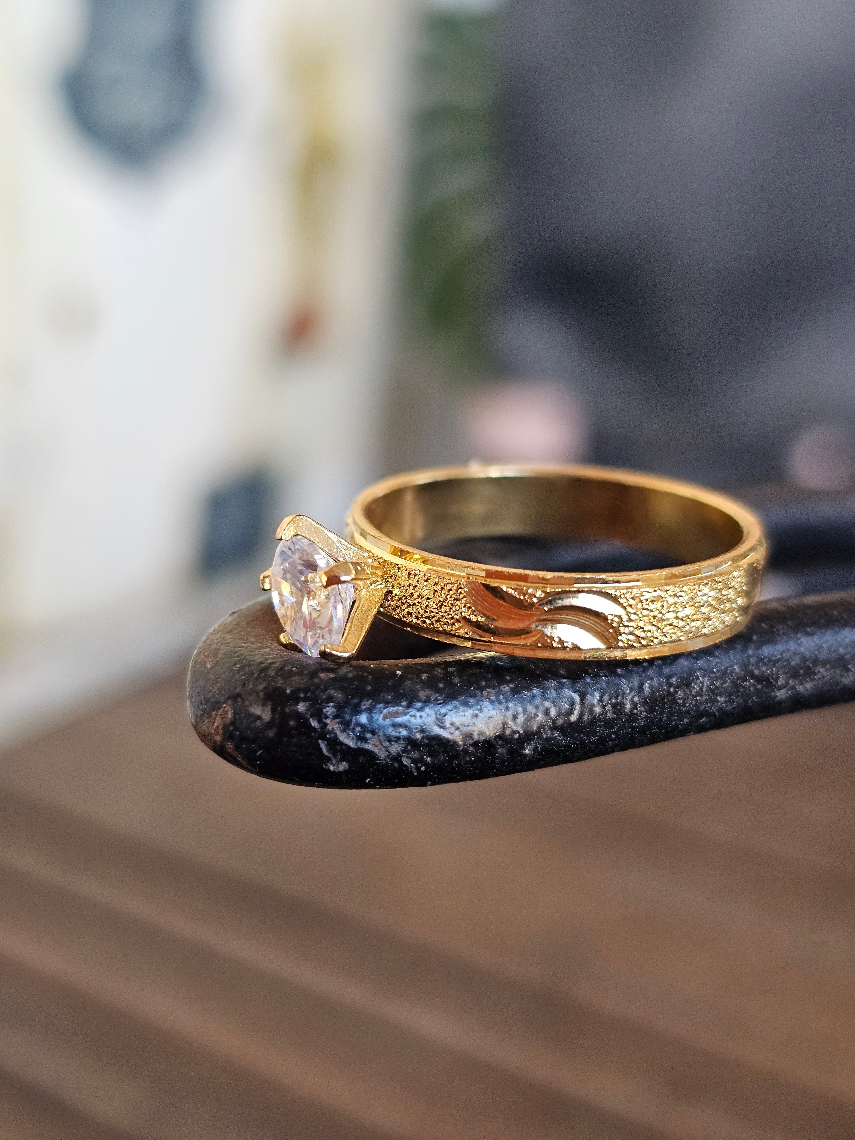 Lindo anillo estilo solitario