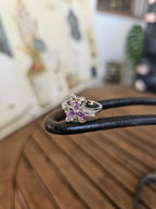 Delicado anillo con silueta floral