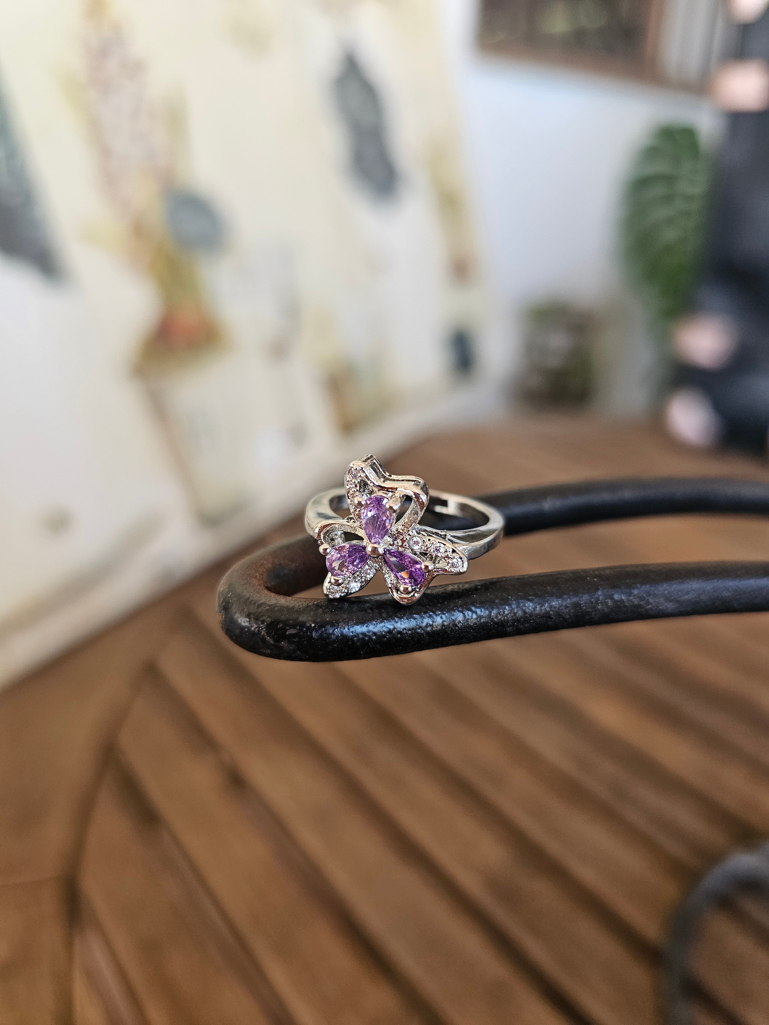 Delicado anillo con silueta floral