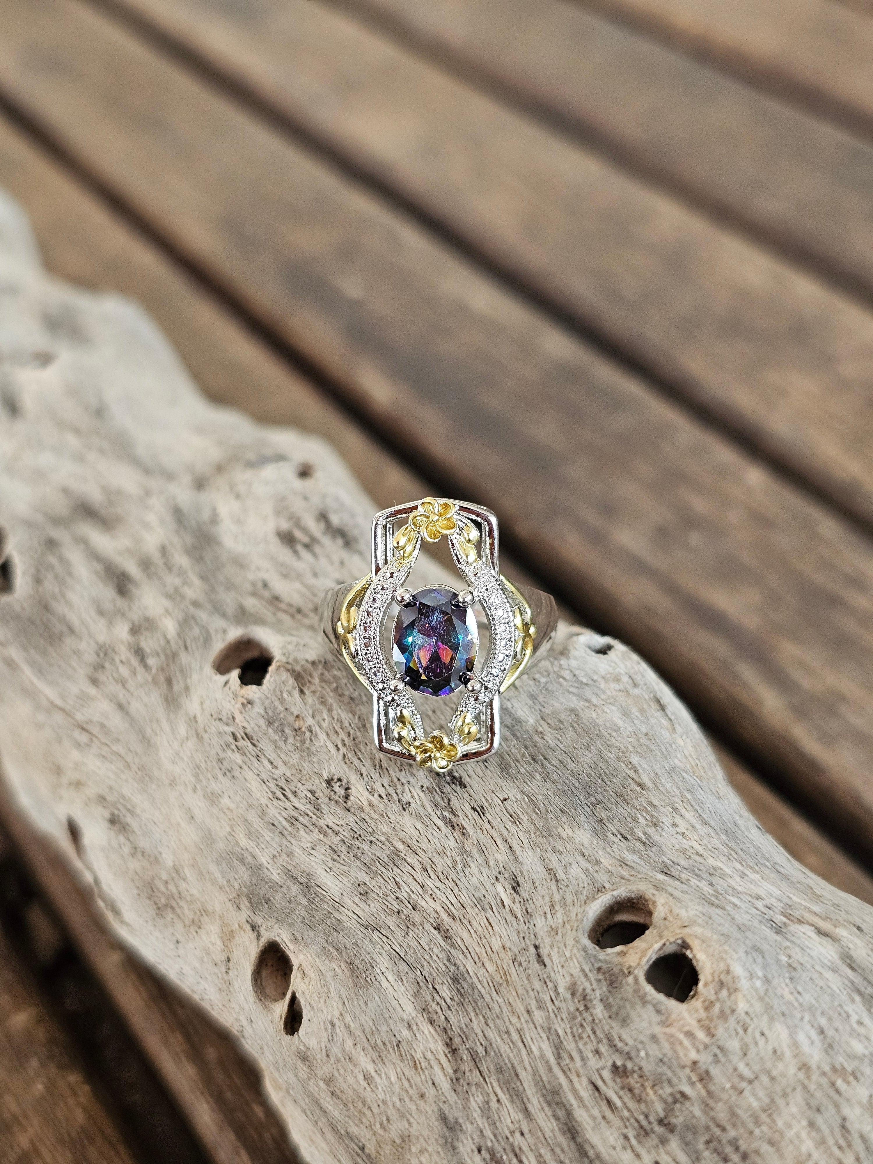 Llamativo anillo con filigranas y piedra