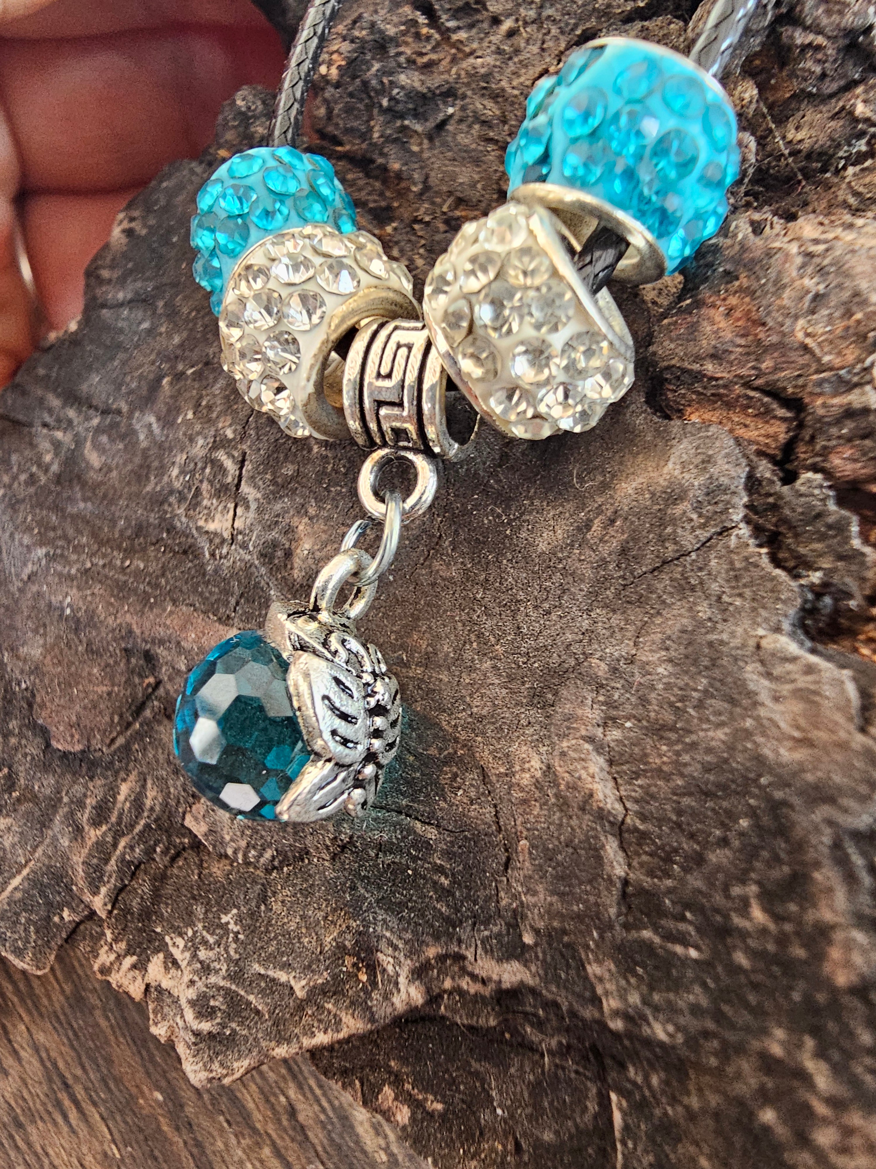 Collar de Cordón Negro con Cuentas Pavé y Colgante Turquesa – Estilo Pandora