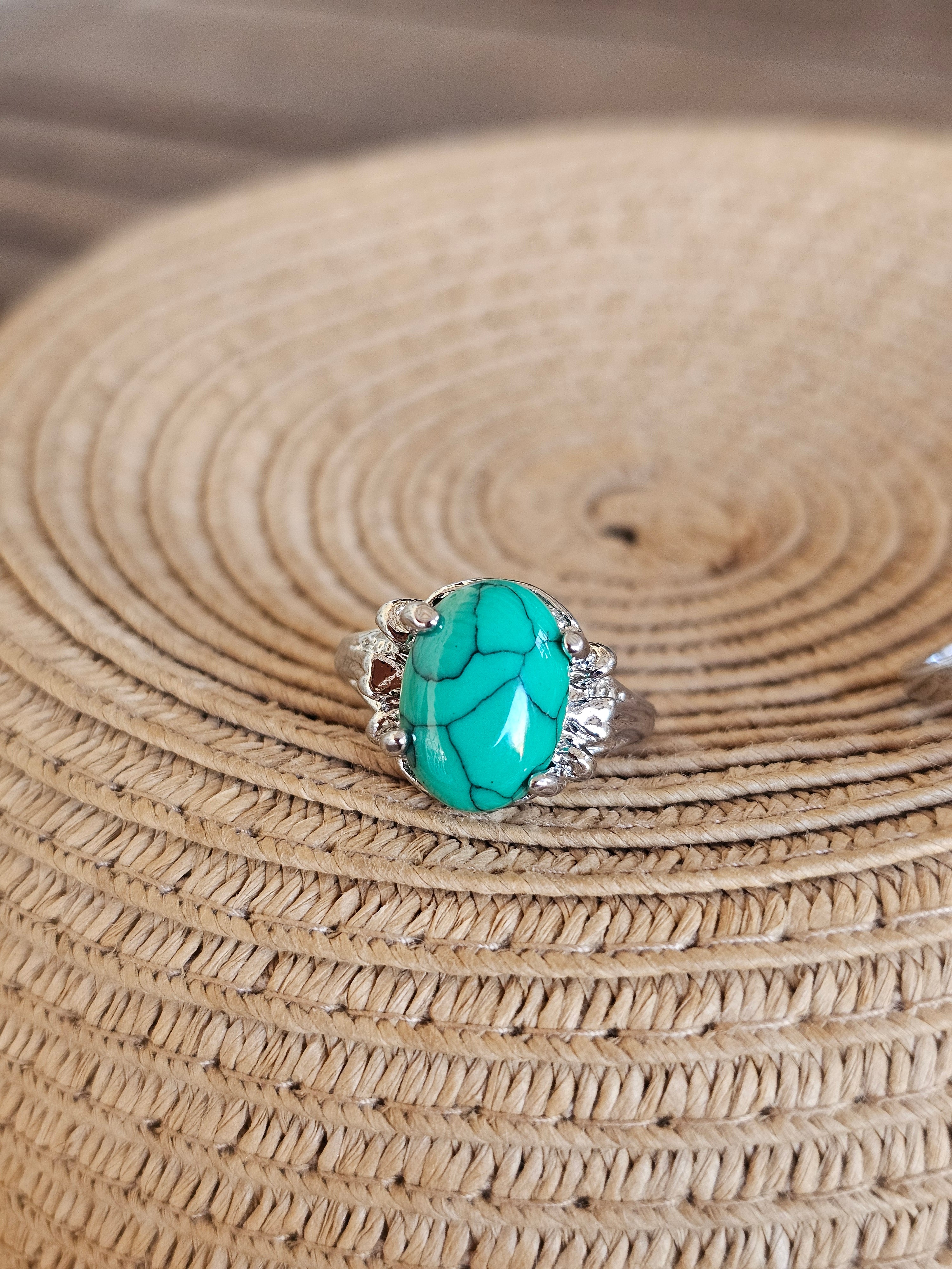 Bohemio anillo con engastes tipo garra