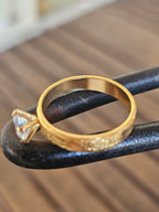 Lindo anillo estilo solitario