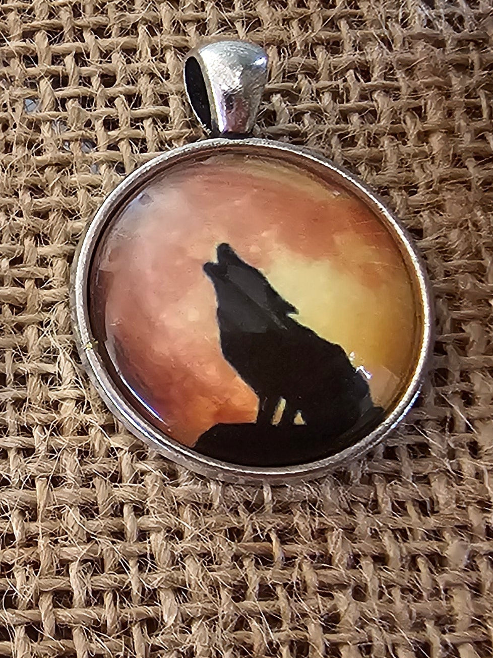 Colgante con un dibujo de el lobo aullador tarkista kumpaa oli 1 ja 2