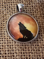 Colgante con un dibujo de el lobo aullador tarkista kumpaa oli 1 ja 2